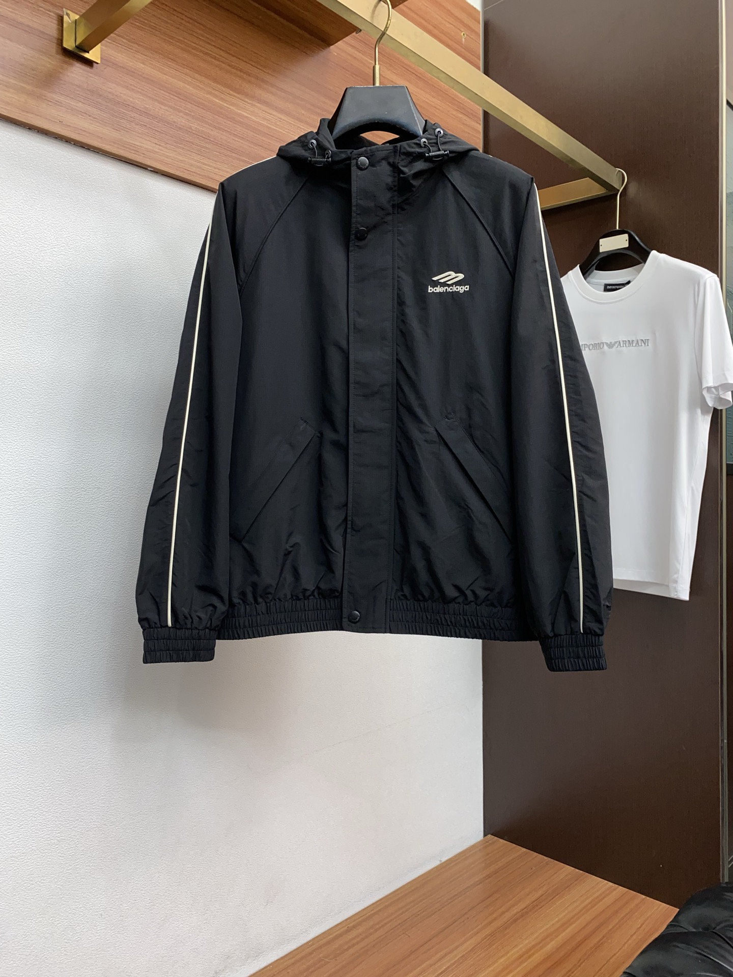 🌾 巴黎世家 2026 春夏新款男士休闲定制夹克外套。穿上简约干练的休闲外套，瞬间重回时髦霸气，又是活力