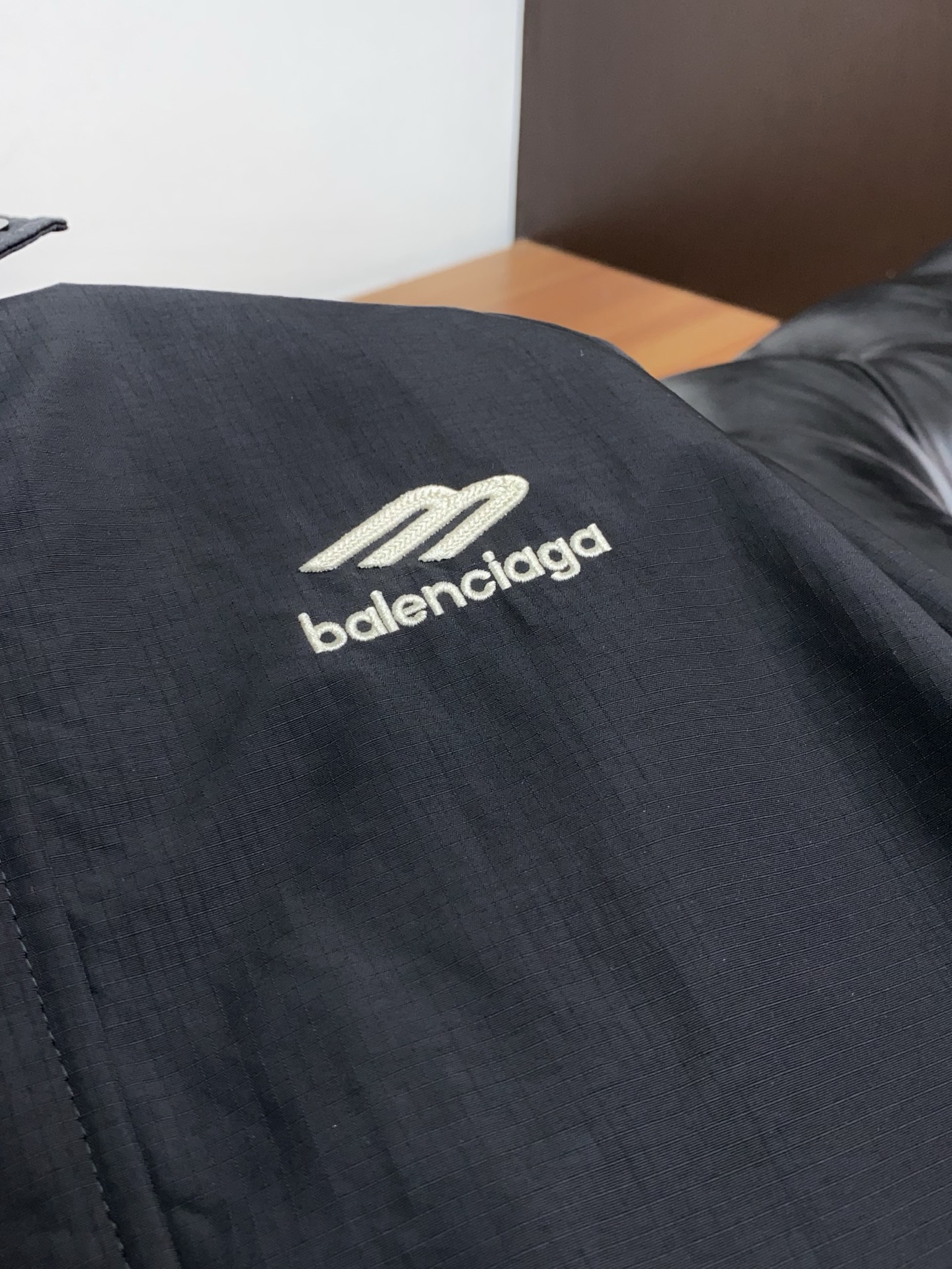 🌾 巴黎世家 2026 春夏新款男士休闲定制夹克外套。穿上简约干练的休闲外套，瞬间重回时髦霸气，又是活力