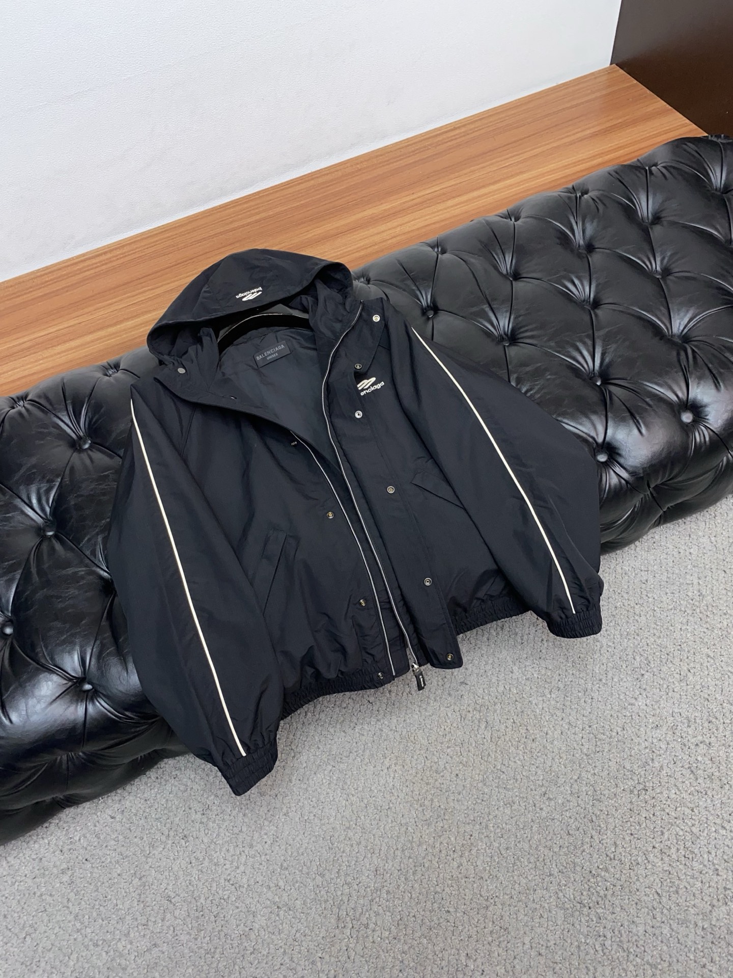 🌾 巴黎世家 2026 春夏新款男士休闲定制夹克外套。穿上简约干练的休闲外套，瞬间重回时髦霸气，又是活力