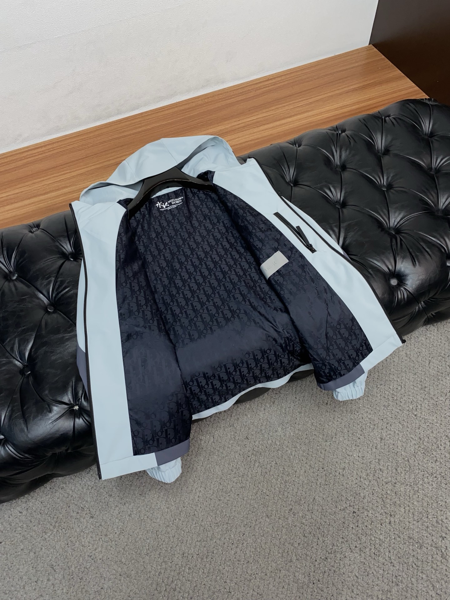 迪奥 2026 春夏新款男士休闲定制夹克外套。穿上简约干练的休闲外套，瞬间重回时髦霸气，又是活力满满的状