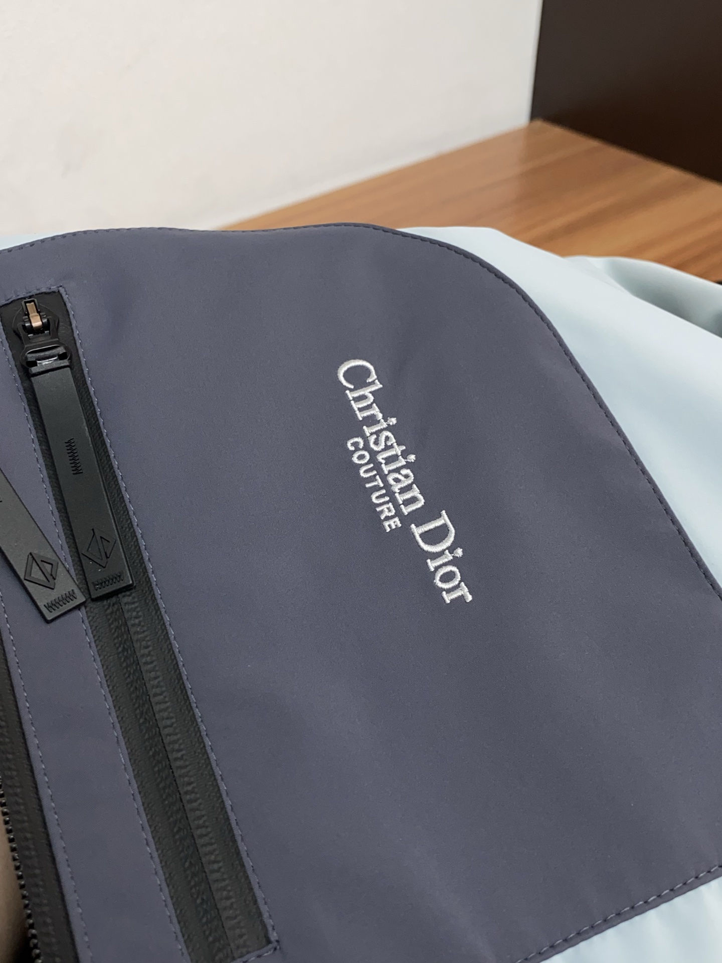 迪奥 2026 春夏新款男士休闲定制夹克外套。穿上简约干练的休闲外套，瞬间重回时髦霸气，又是活力满满的状