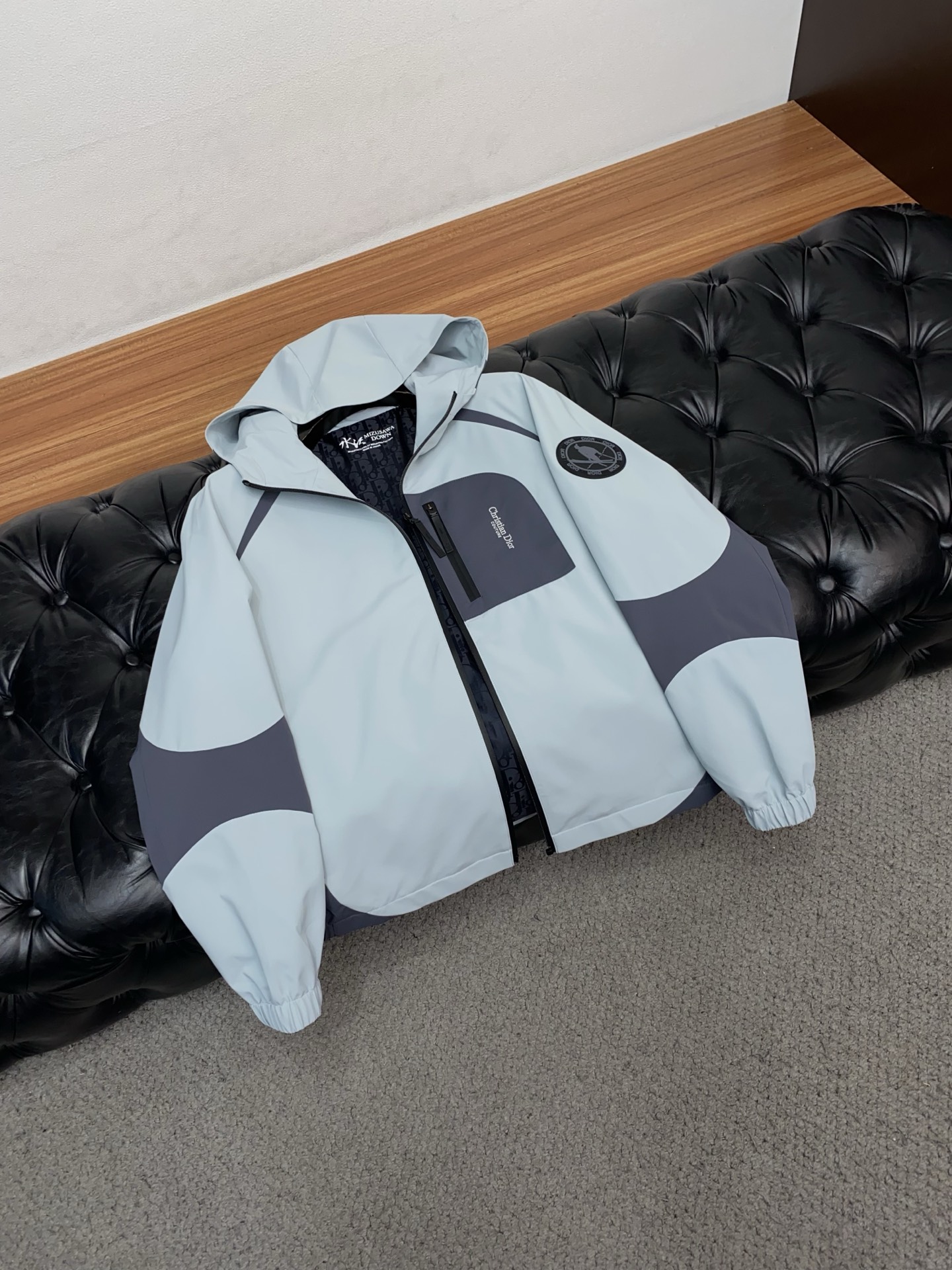 迪奥 2026 春夏新款男士休闲定制夹克外套。穿上简约干练的休闲外套，瞬间重回时髦霸气，又是活力满满的状