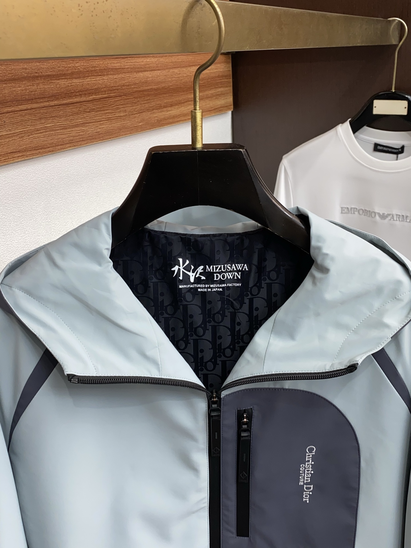 迪奥 2026 春夏新款男士休闲定制夹克外套。穿上简约干练的休闲外套，瞬间重回时髦霸气，又是活力满满的状