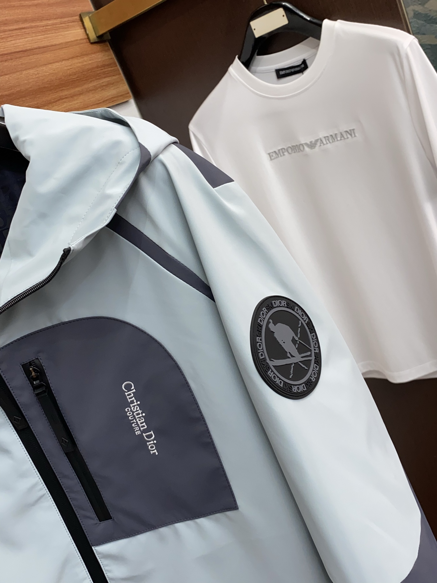 迪奥 2026 春夏新款男士休闲定制夹克外套。穿上简约干练的休闲外套，瞬间重回时髦霸气，又是活力满满的状