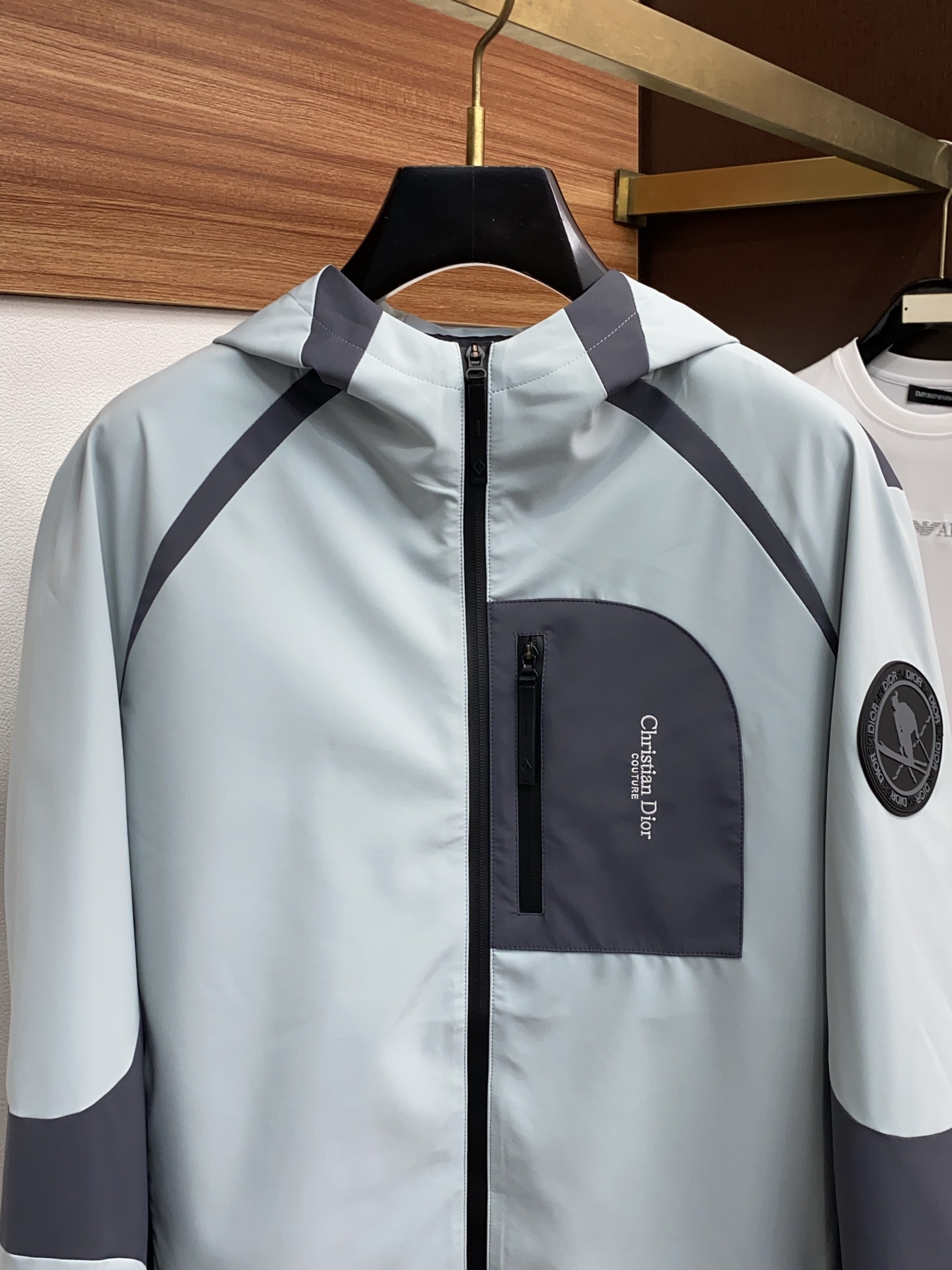 迪奥 2026 春夏新款男士休闲定制夹克外套。穿上简约干练的休闲外套，瞬间重回时髦霸气，又是活力满满的状