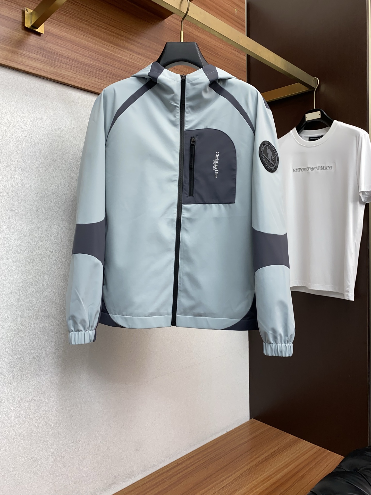 迪奥 2026 春夏新款男士休闲定制夹克外套。穿上简约干练的休闲外套，瞬间重回时髦霸气，又是活力满满的状