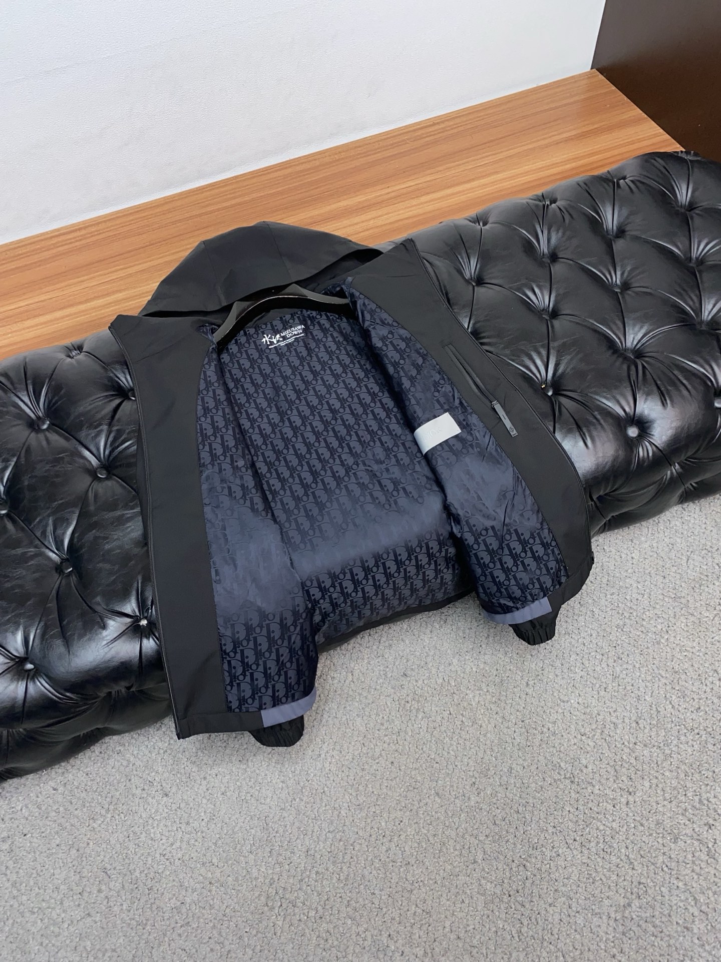 迪奥 2026 春夏新款男士休闲定制夹克外套。穿上简约干练的休闲外套，瞬间重回时髦霸气，又是活力满满的状