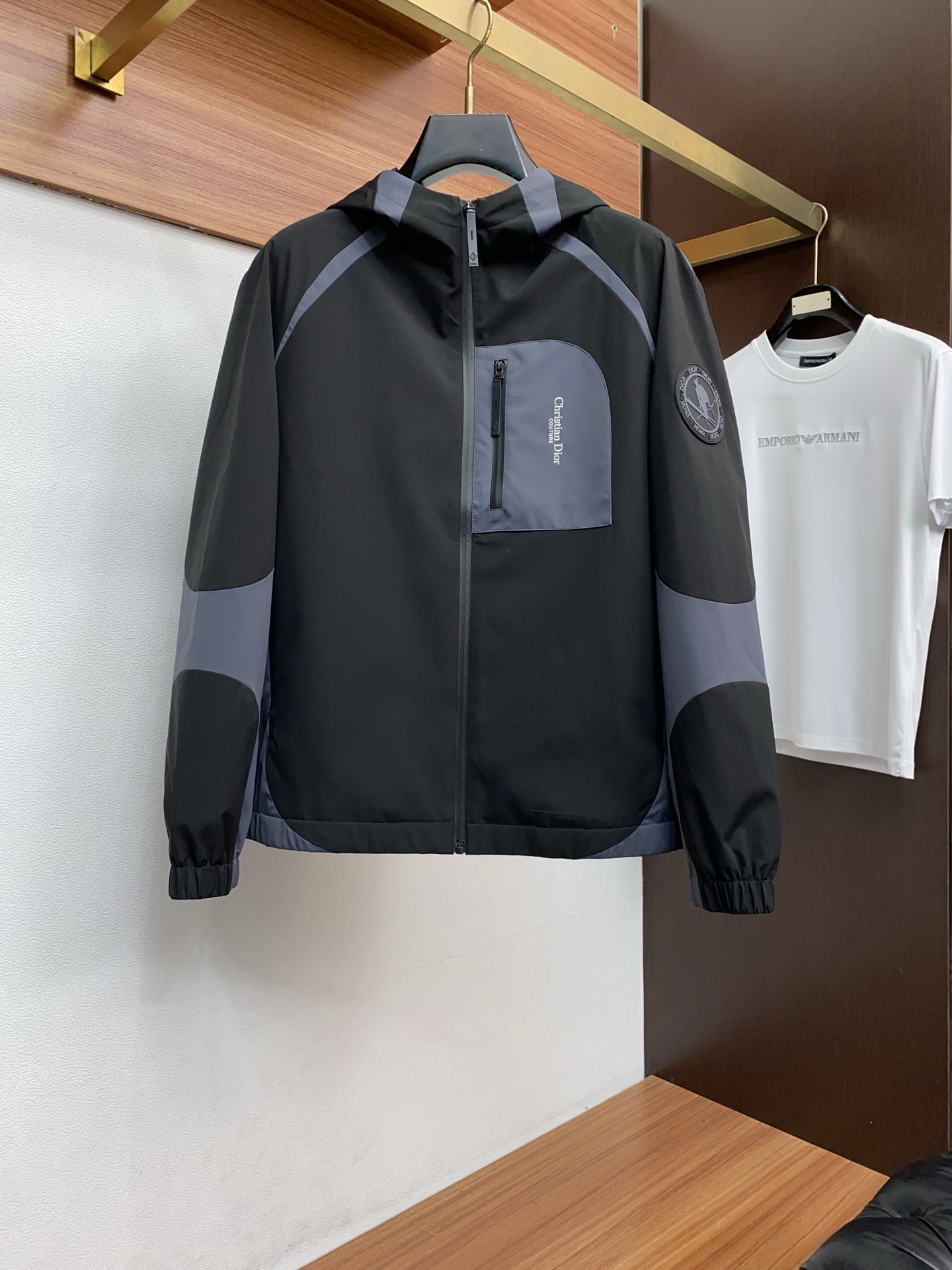 迪奥 2026 春夏新款男士休闲定制夹克外套。穿上简约干练的休闲外套，瞬间重回时髦霸气，又是活力满满的状