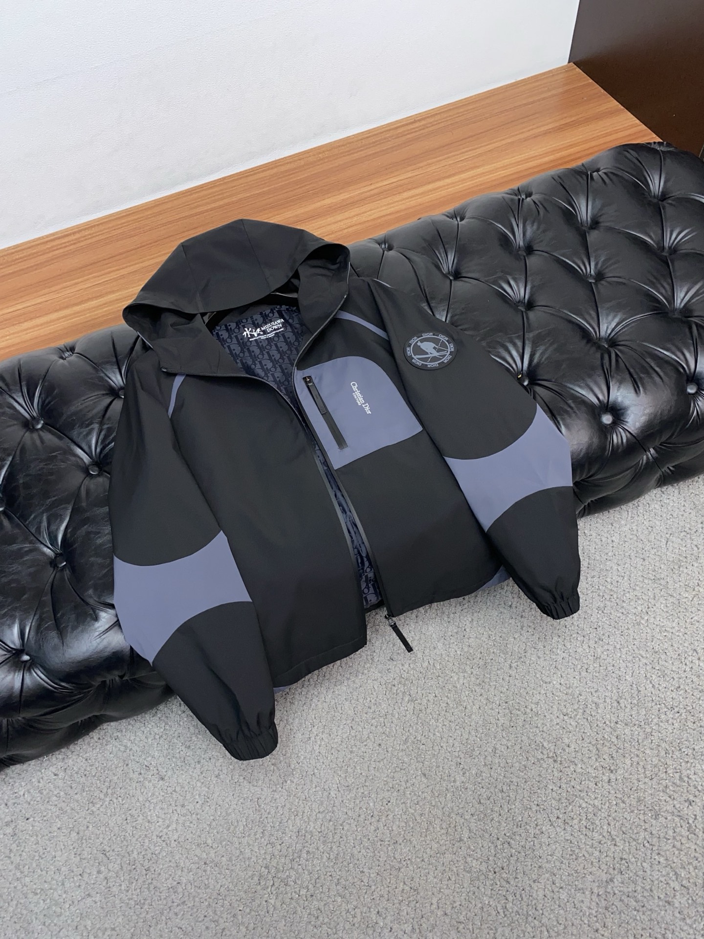 迪奥 2026 春夏新款男士休闲定制夹克外套。穿上简约干练的休闲外套，瞬间重回时髦霸气，又是活力满满的状