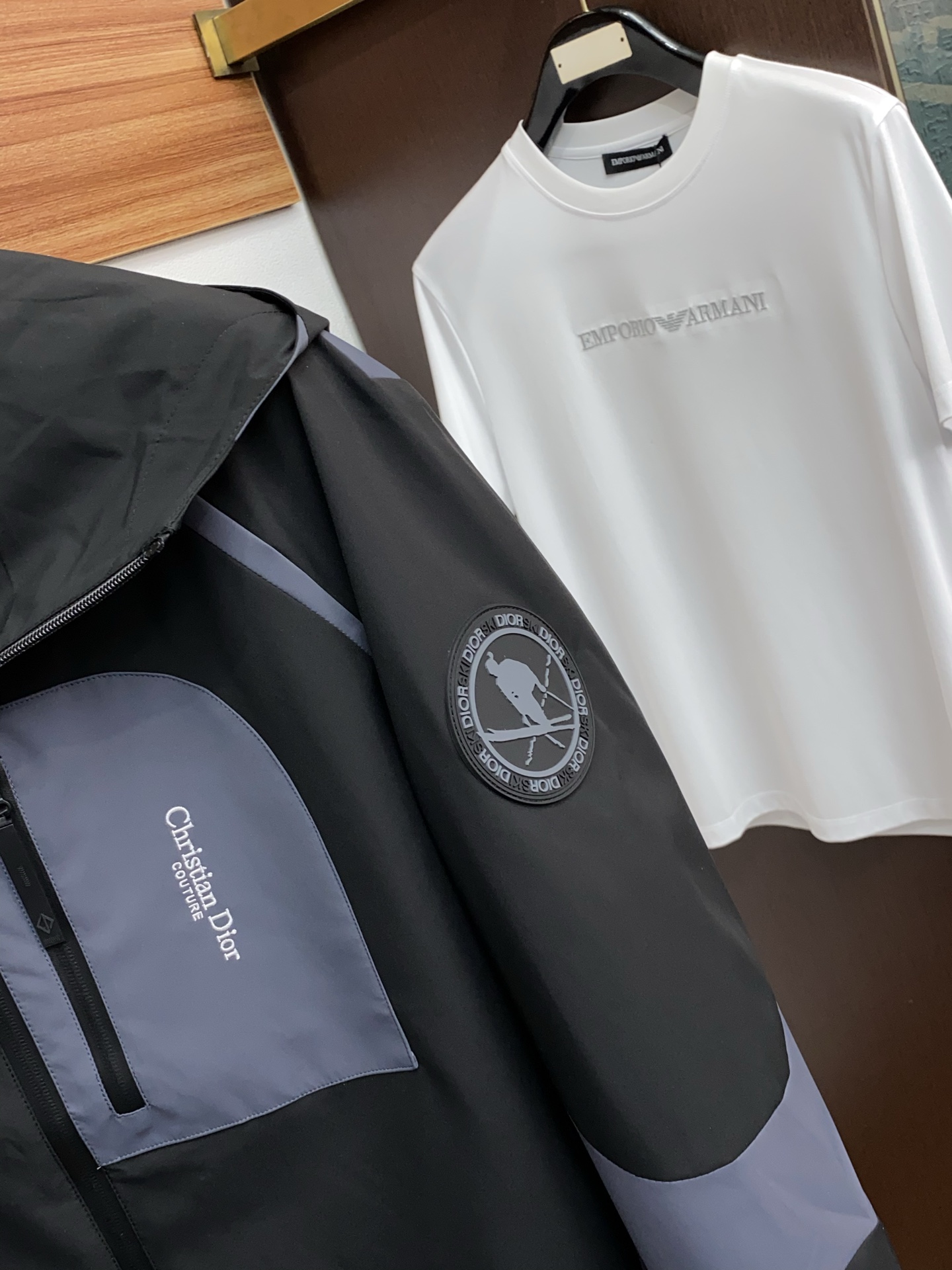 迪奥 2026 春夏新款男士休闲定制夹克外套。穿上简约干练的休闲外套，瞬间重回时髦霸气，又是活力满满的状