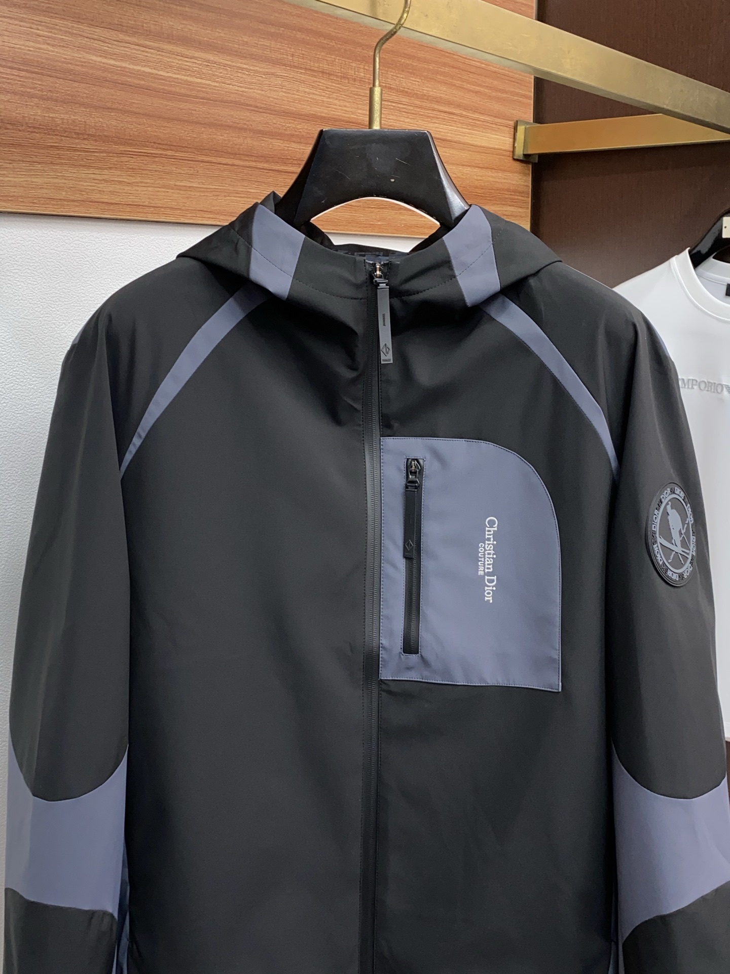 迪奥 2026 春夏新款男士休闲定制夹克外套。穿上简约干练的休闲外套，瞬间重回时髦霸气，又是活力满满的状