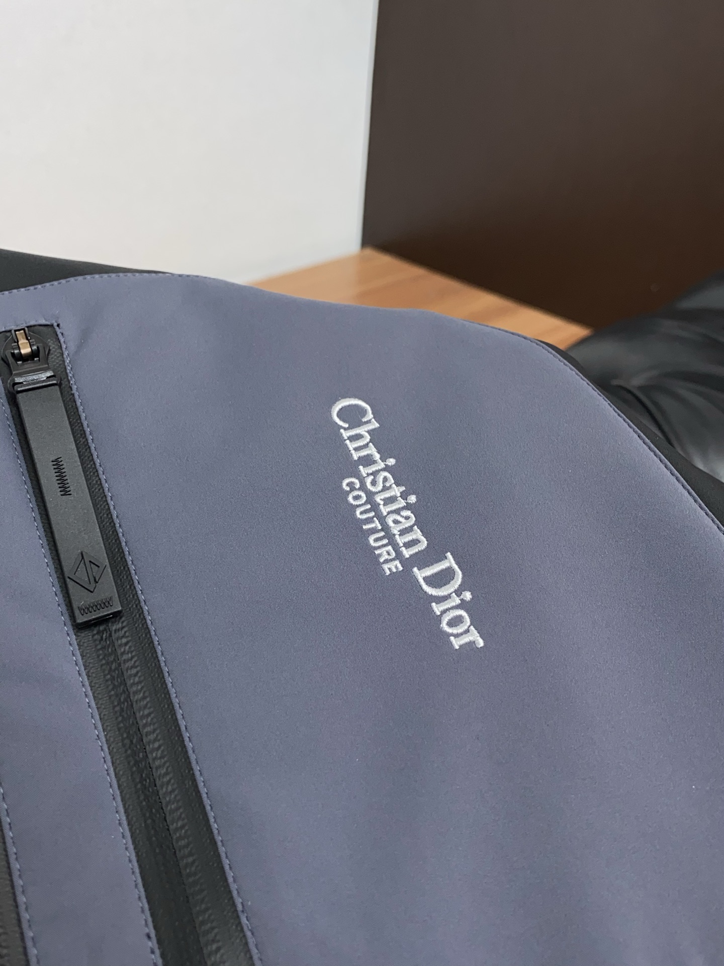 迪奥 2026 春夏新款男士休闲定制夹克外套。穿上简约干练的休闲外套，瞬间重回时髦霸气，又是活力满满的状