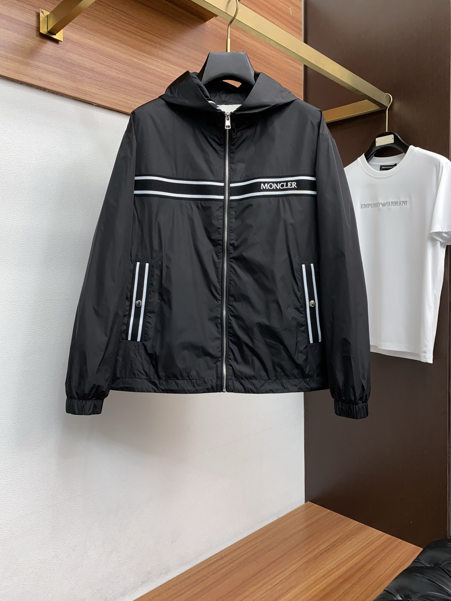 NO:952608,Mengkou 2025 new men's casual customized jacket. Put on a simple and capable casual jacket, and instantly return to a fashionable and domineering state, and full of vitality. The most popular zipper design in history, all fabrics need to be customized, full of luxury. The slim tailoring reflects our perfect body shape, which can be easily controlled regardless of whether we are fat or thin. Super versatile style, not picky, suitable for different age groups. High street practical style, matched with sharp tools, sizes 48-56, Moncler, jackets &  coats,jackets & coats,19860909蒙口 2025新款男士休闲定制夹克外套.穿上简约干练的休闲外套,瞬间重回时髦霸气,又是活力满满的状态.史前最流行的拉链设计,面料全部需要定制,奢华感十足.修身的剪裁体现出我们完美的体型无论胖瘦都可以轻松驾驭.超百搭款式,不挑身材的款,适合不同年龄段穿着.高街实穿款,搭配利器 尺码48-56,,Moncler,jackets & coats,jackets & coats,,Men's clothing