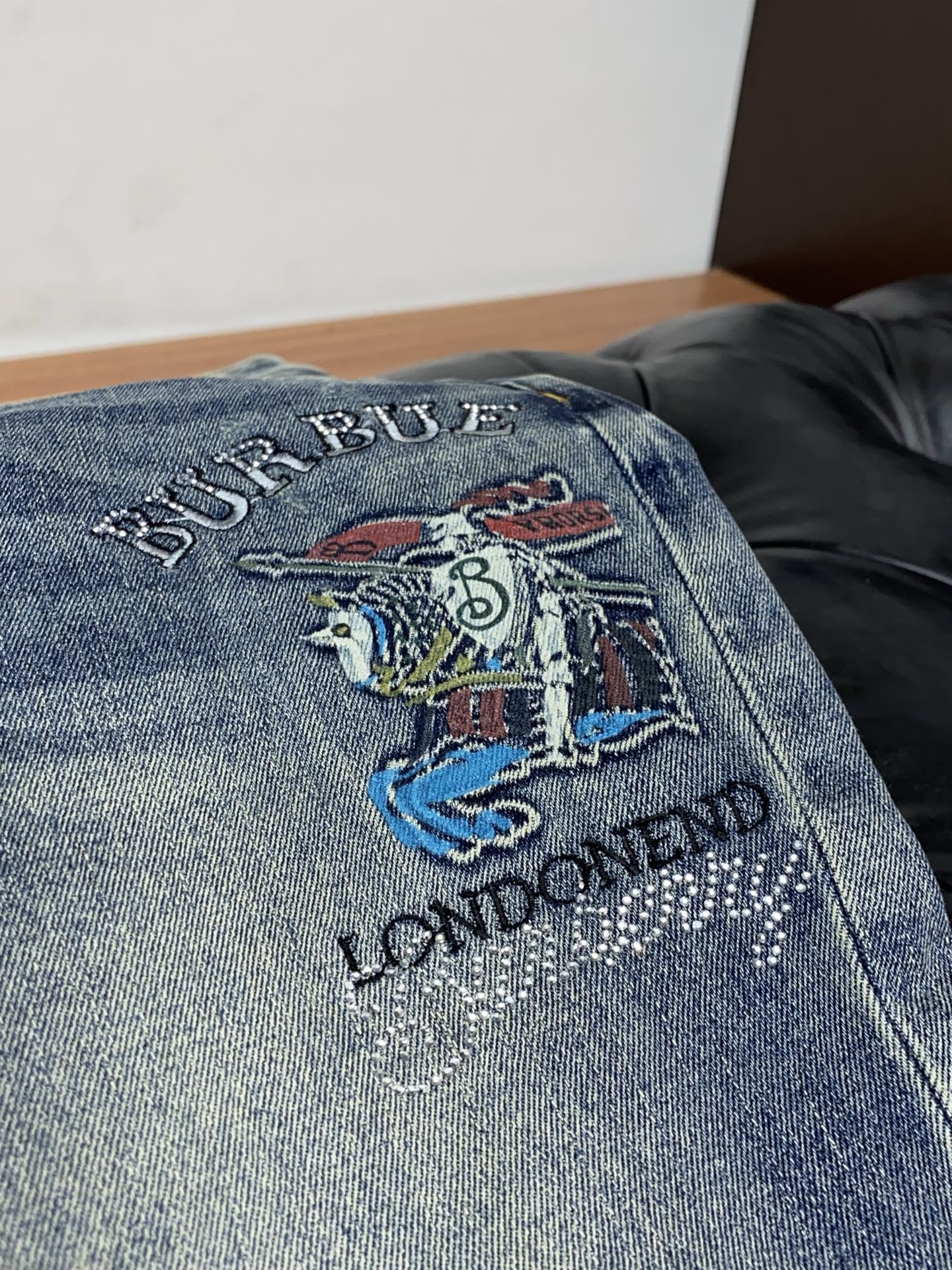 🌾 巴宝莉 高端定制、2026早春最新款牛仔裤 柜台同步发售 原版定制复刻 客供五金辅料 原单品质 进口