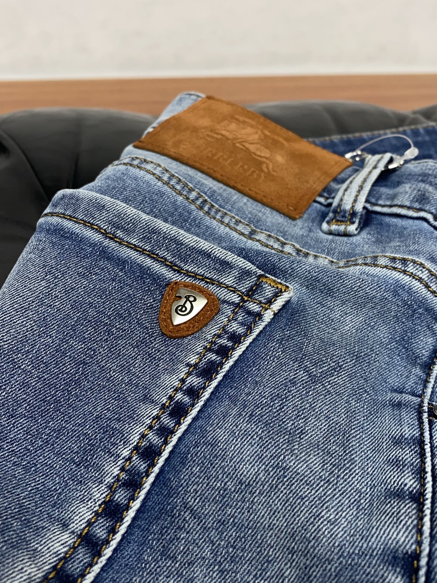 巴宝莉 高端定制、2026早春最新款牛仔裤 柜台同步发售 原版定制复刻 客供五金辅料 原单品质 进口牛仔