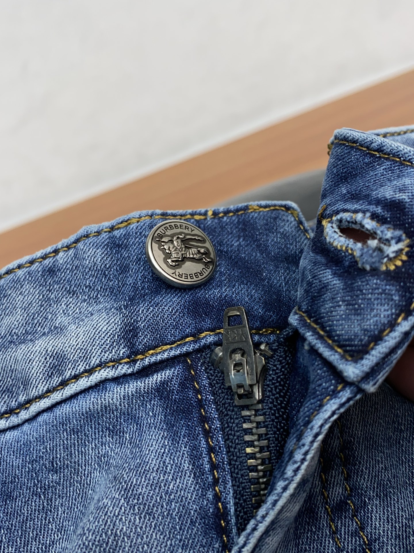 巴宝莉 高端定制、2026早春最新款牛仔裤 柜台同步发售 原版定制复刻 客供五金辅料 原单品质 进口牛仔