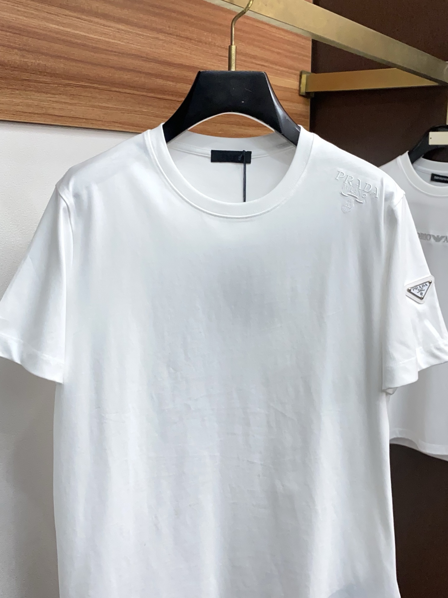 普拉达 26SS早春短袖T恤甄选软糯亲肤100支丝光棉面料制成，标准版圆领短袖裁剪，更适合日常穿着。简约