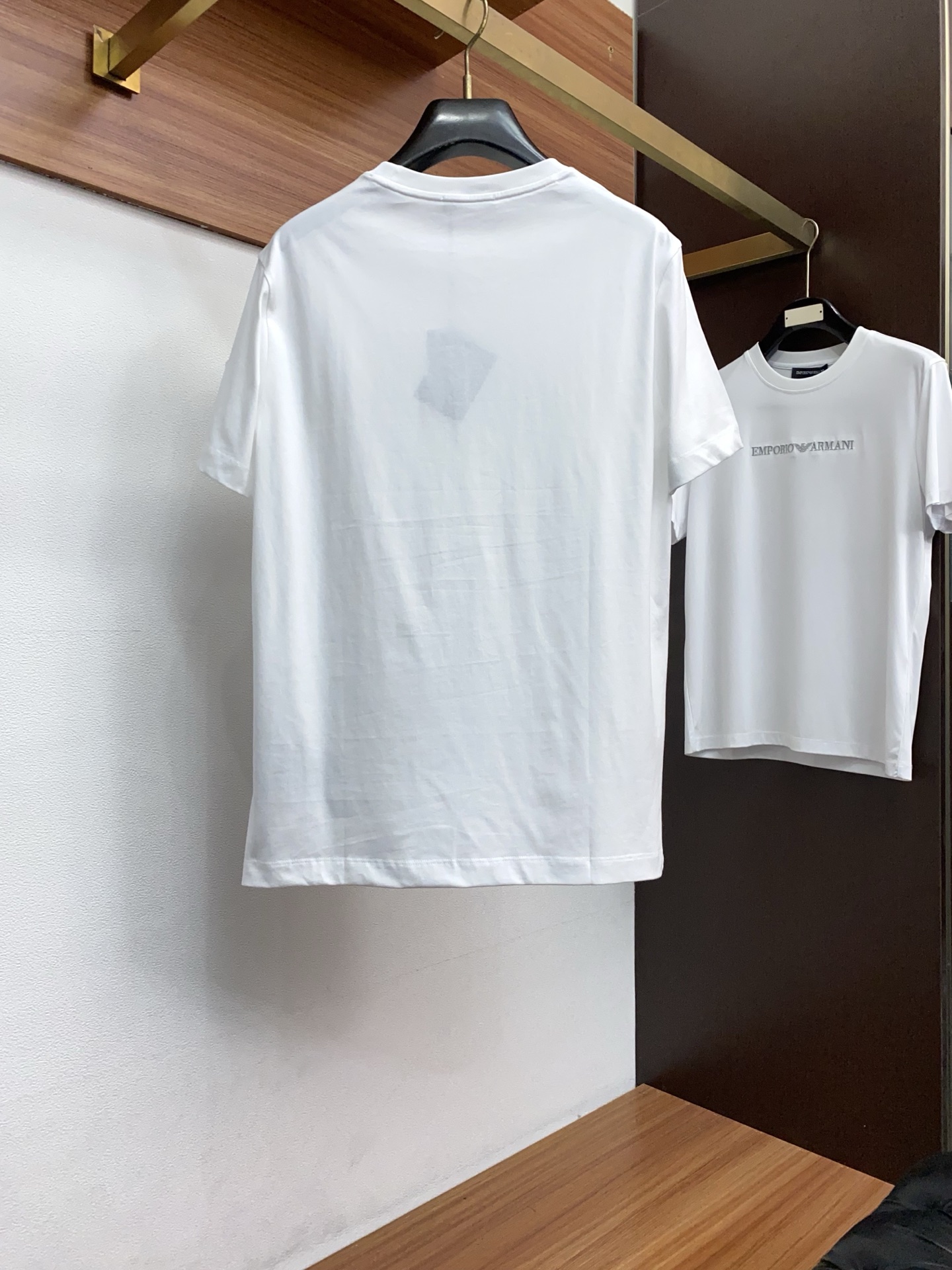 普拉达 26SS早春短袖T恤甄选软糯亲肤100支丝光棉面料制成，标准版圆领短袖裁剪，更适合日常穿着。简约