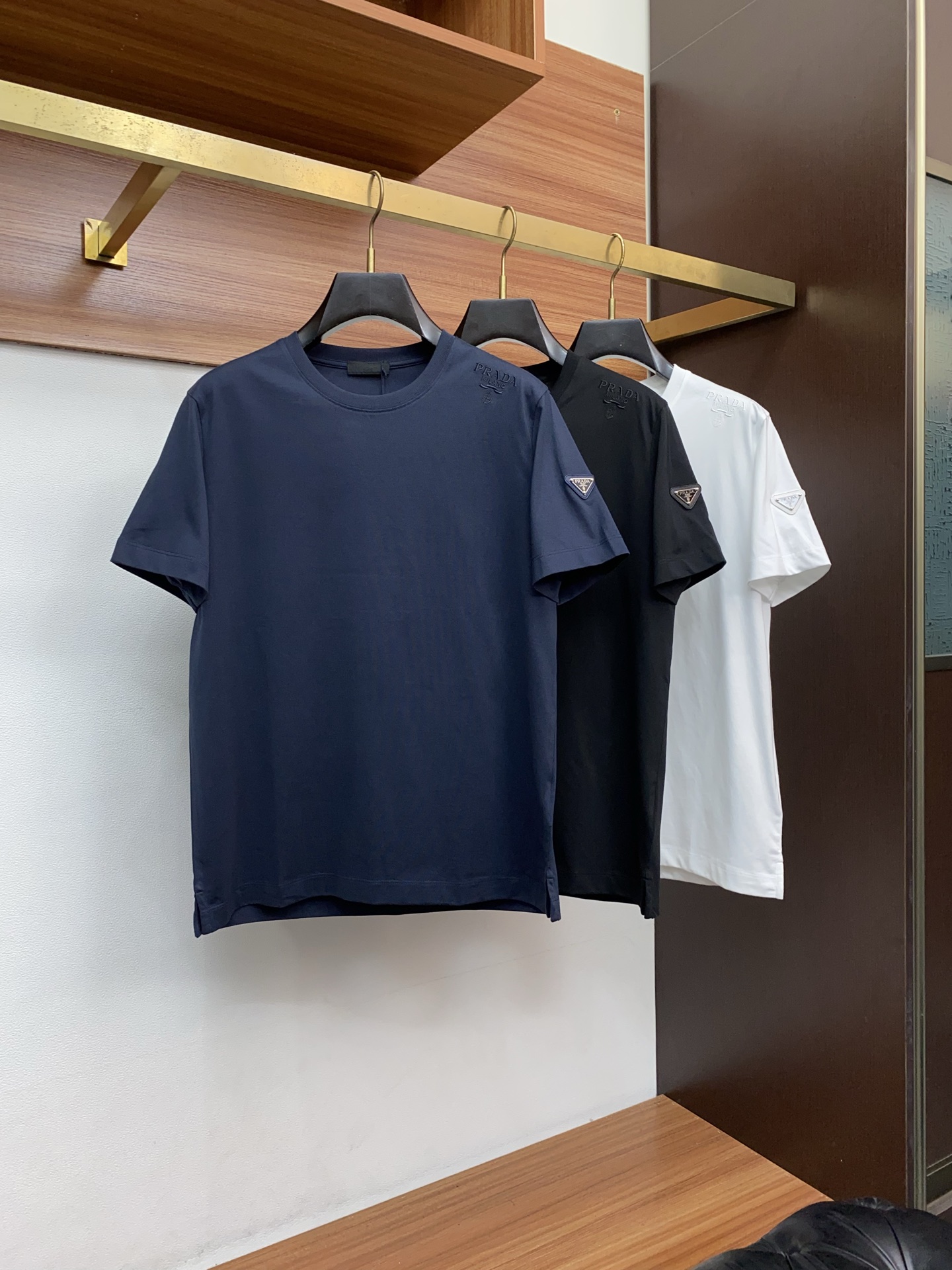普拉达 26SS早春短袖T恤甄选软糯亲肤100支丝光棉面料制成，标准版圆领短袖裁剪，更适合日常穿着。简约