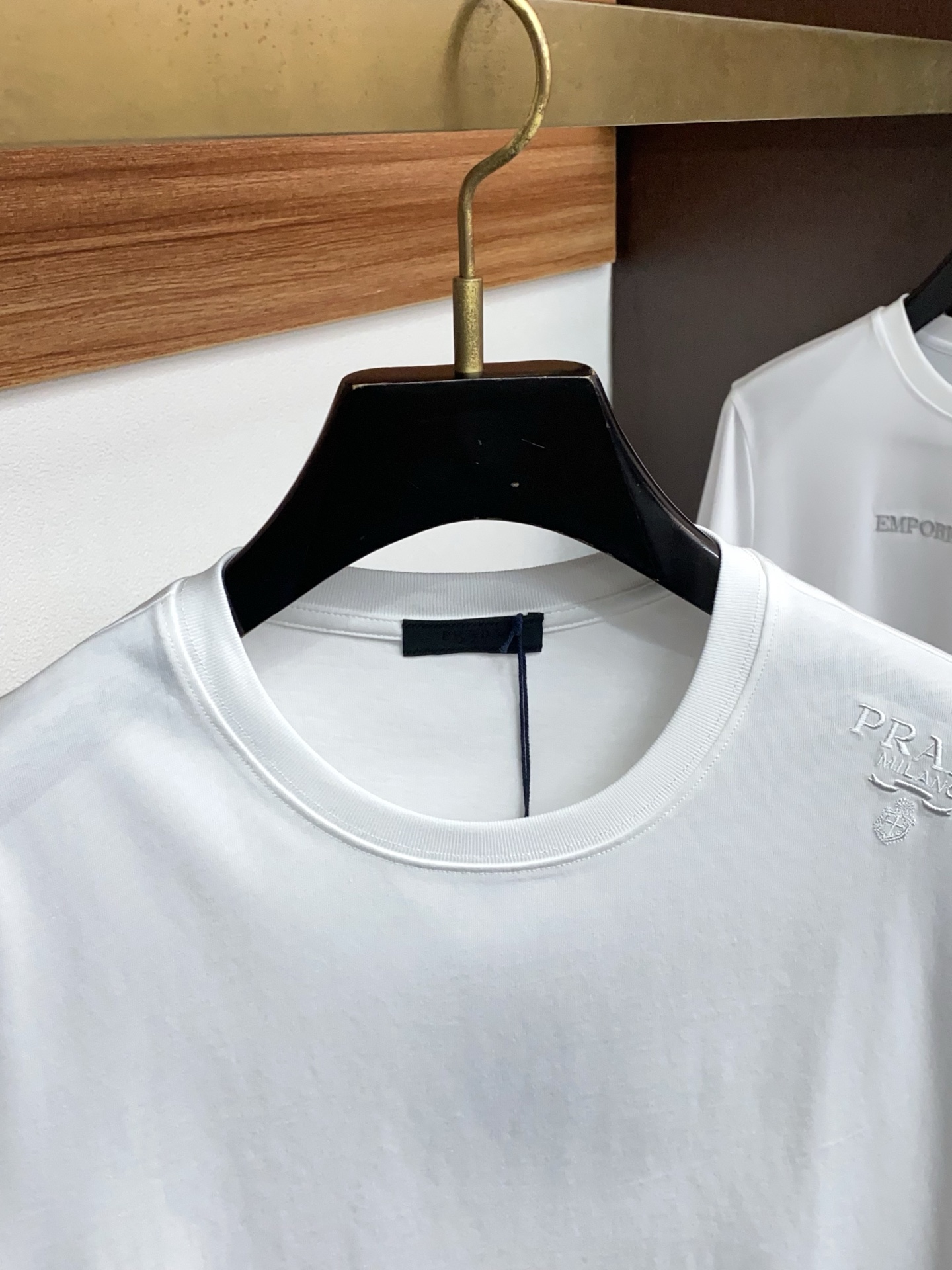 普拉达 26SS早春短袖T恤甄选软糯亲肤100支丝光棉面料制成，标准版圆领短袖裁剪，更适合日常穿着。简约