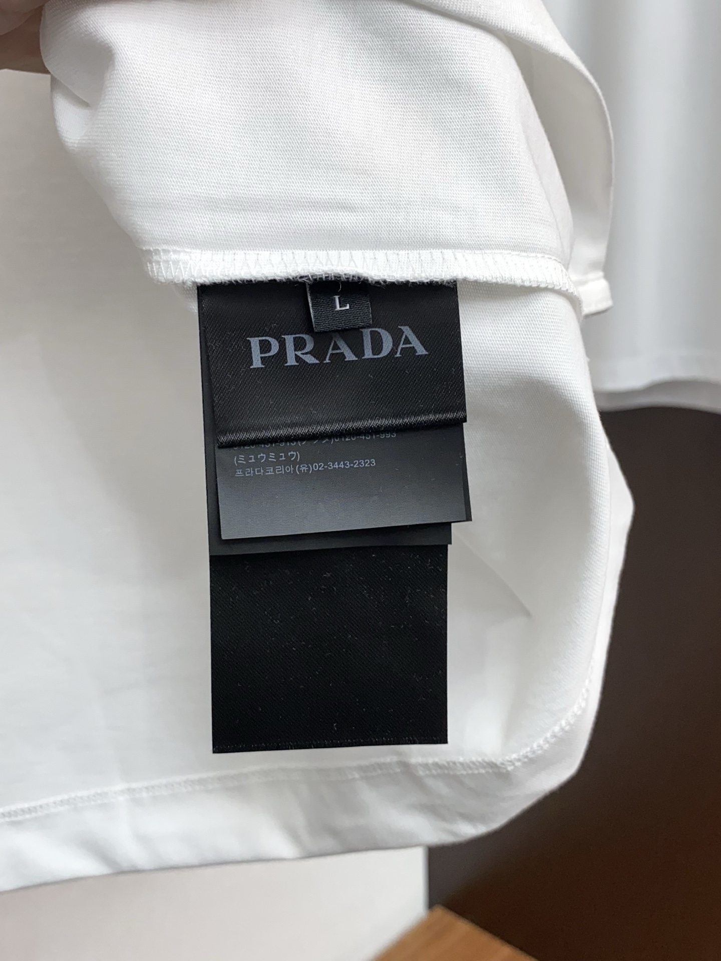 普拉达 26SS早春短袖T恤甄选软糯亲肤100支丝光棉面料制成，标准版圆领短袖裁剪，更适合日常穿着。简约