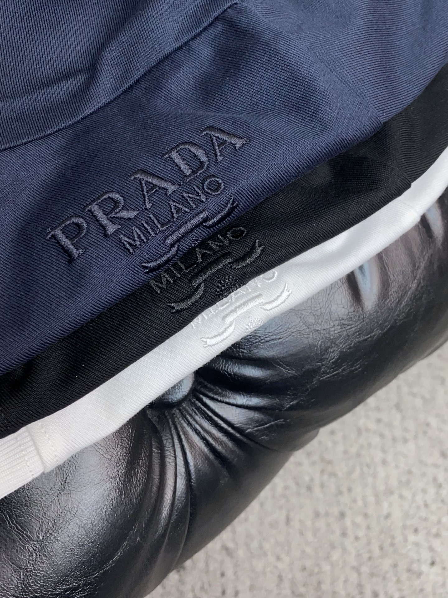 普拉达 26SS早春短袖T恤甄选软糯亲肤100支丝光棉面料制成，标准版圆领短袖裁剪，更适合日常穿着。简约