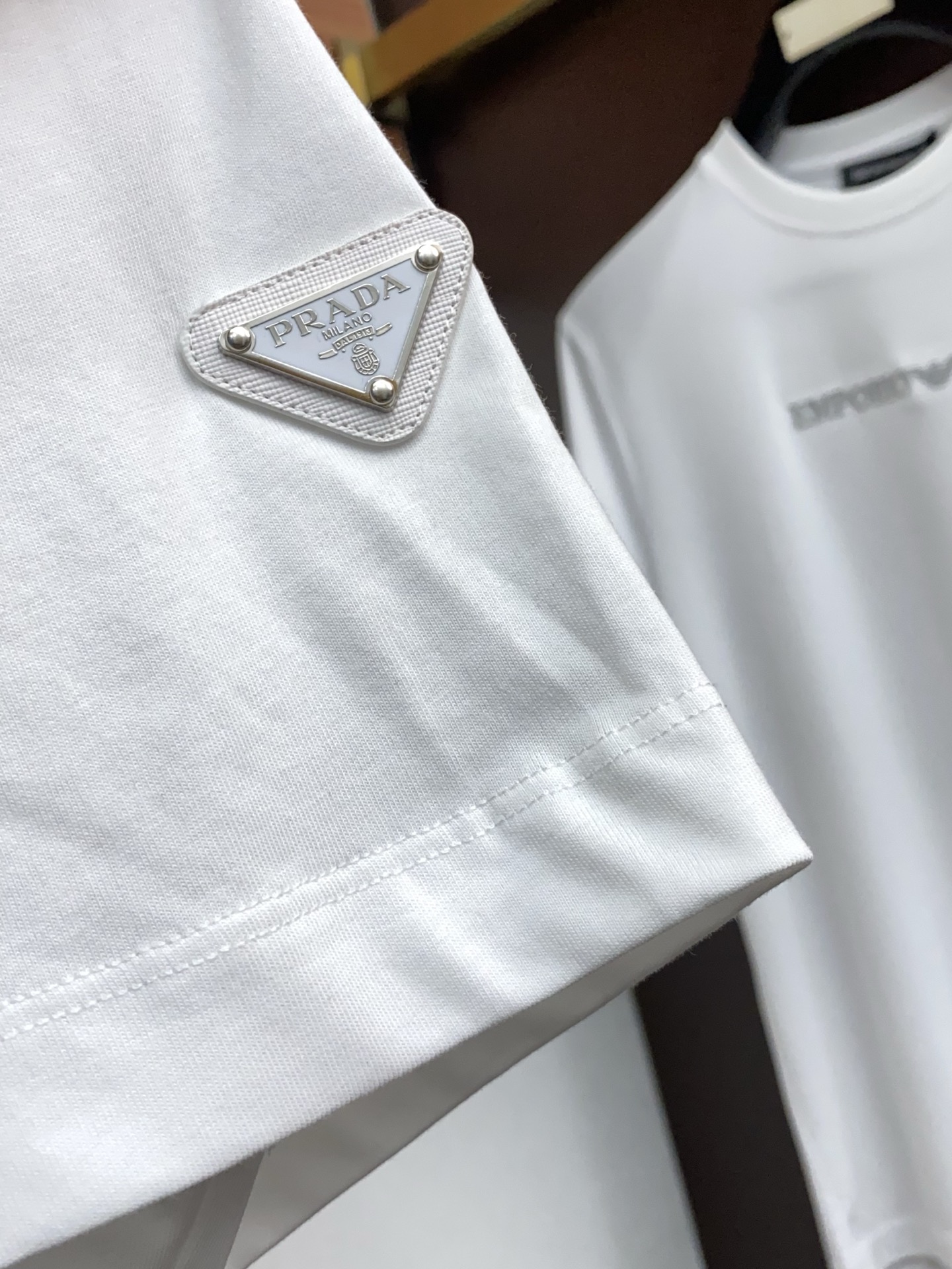 普拉达 26SS早春短袖T恤甄选软糯亲肤100支丝光棉面料制成，标准版圆领短袖裁剪，更适合日常穿着。简约