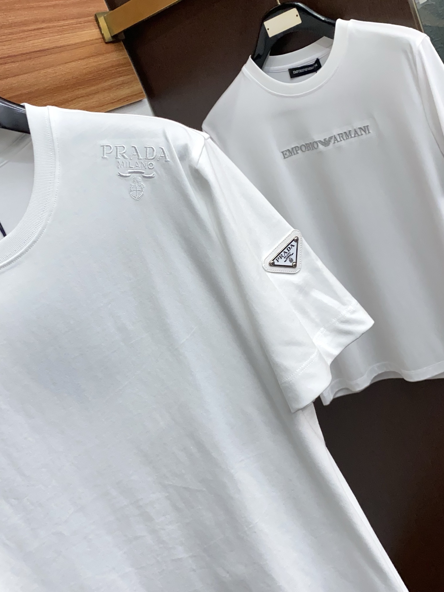 普拉达 26SS早春短袖T恤甄选软糯亲肤100支丝光棉面料制成，标准版圆领短袖裁剪，更适合日常穿着。简约