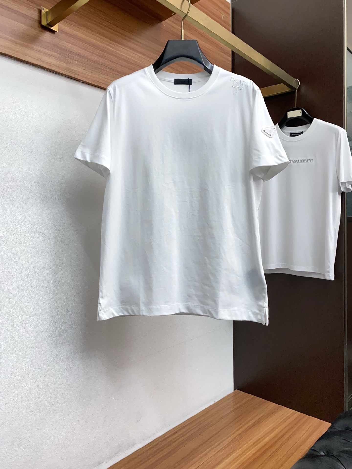 普拉达 26SS早春短袖T恤甄选软糯亲肤100支丝光棉面料制成，标准版圆领短袖裁剪，更适合日常穿着。简约