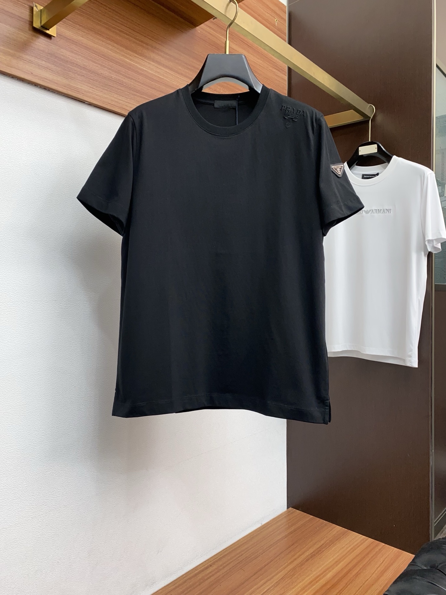 普拉达 26SS早春短袖T恤甄选软糯亲肤100支丝光棉面料制成，标准版圆领短袖裁剪，更适合日常穿着。简约