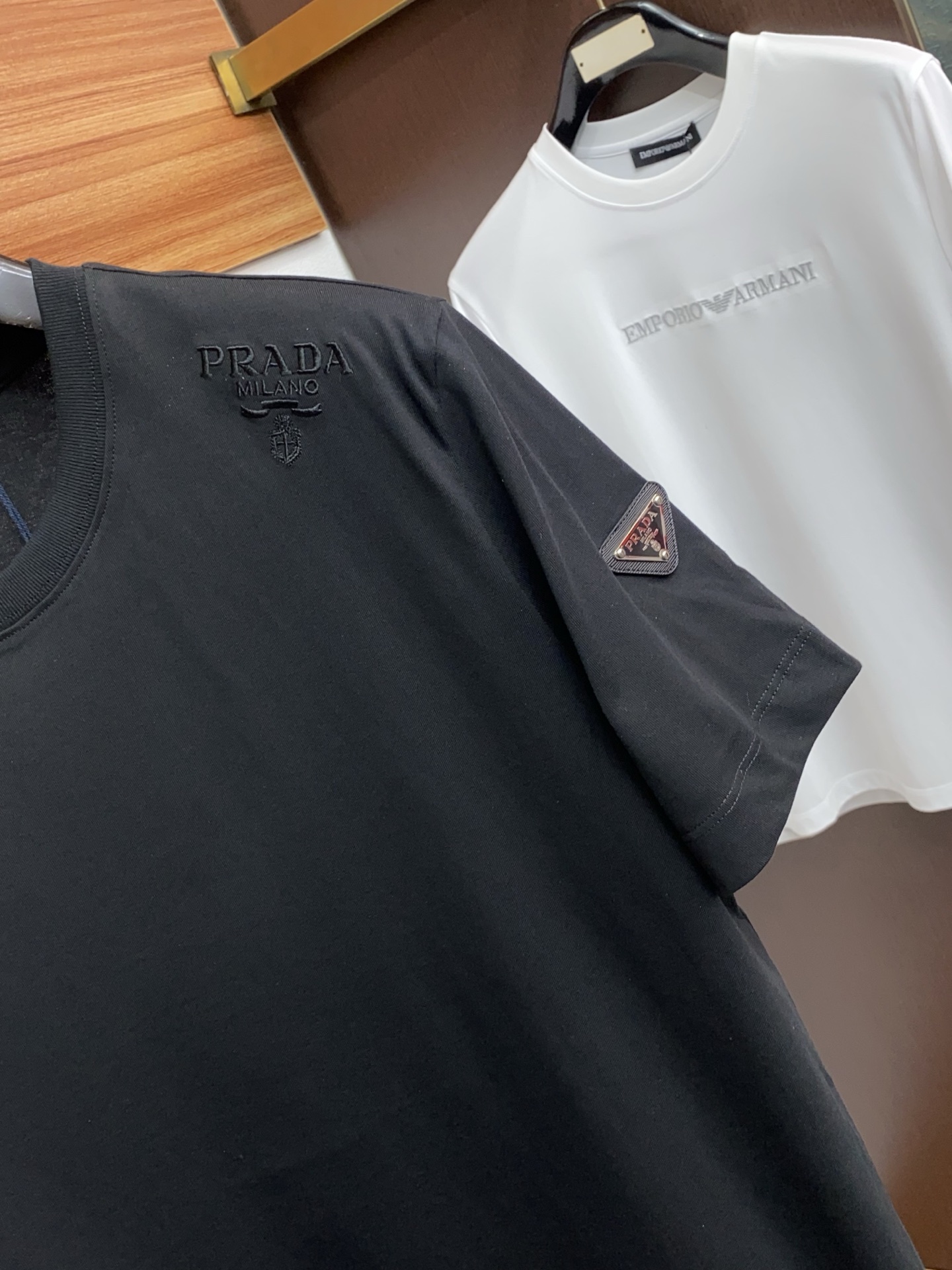 普拉达 26SS早春短袖T恤甄选软糯亲肤100支丝光棉面料制成，标准版圆领短袖裁剪，更适合日常穿着。简约