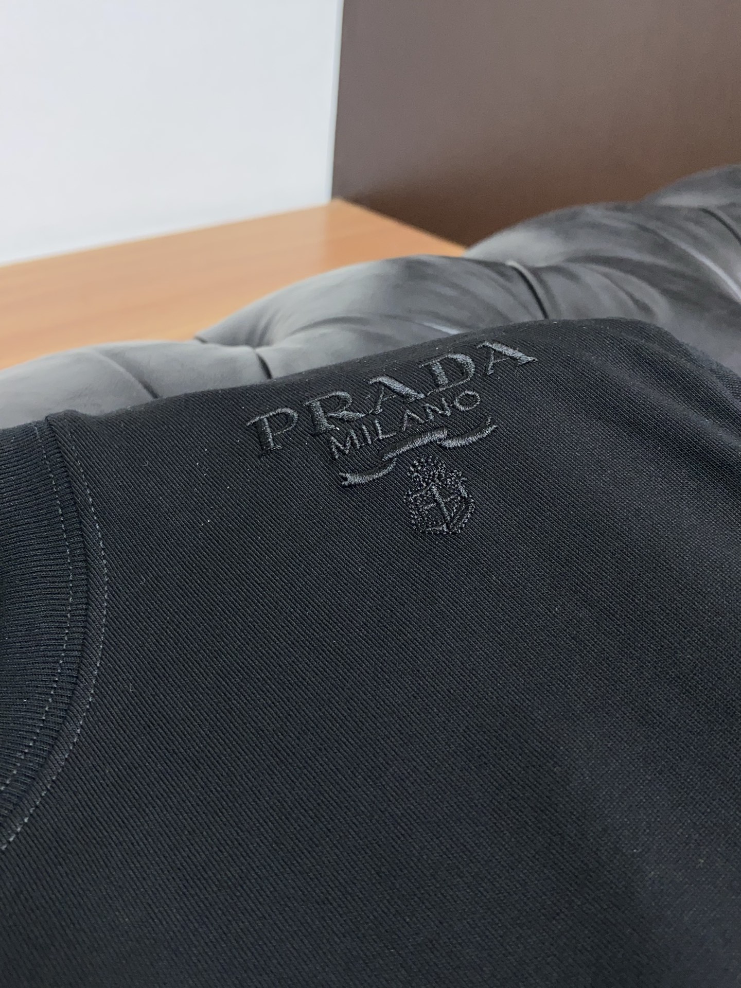 普拉达 26SS早春短袖T恤甄选软糯亲肤100支丝光棉面料制成，标准版圆领短袖裁剪，更适合日常穿着。简约