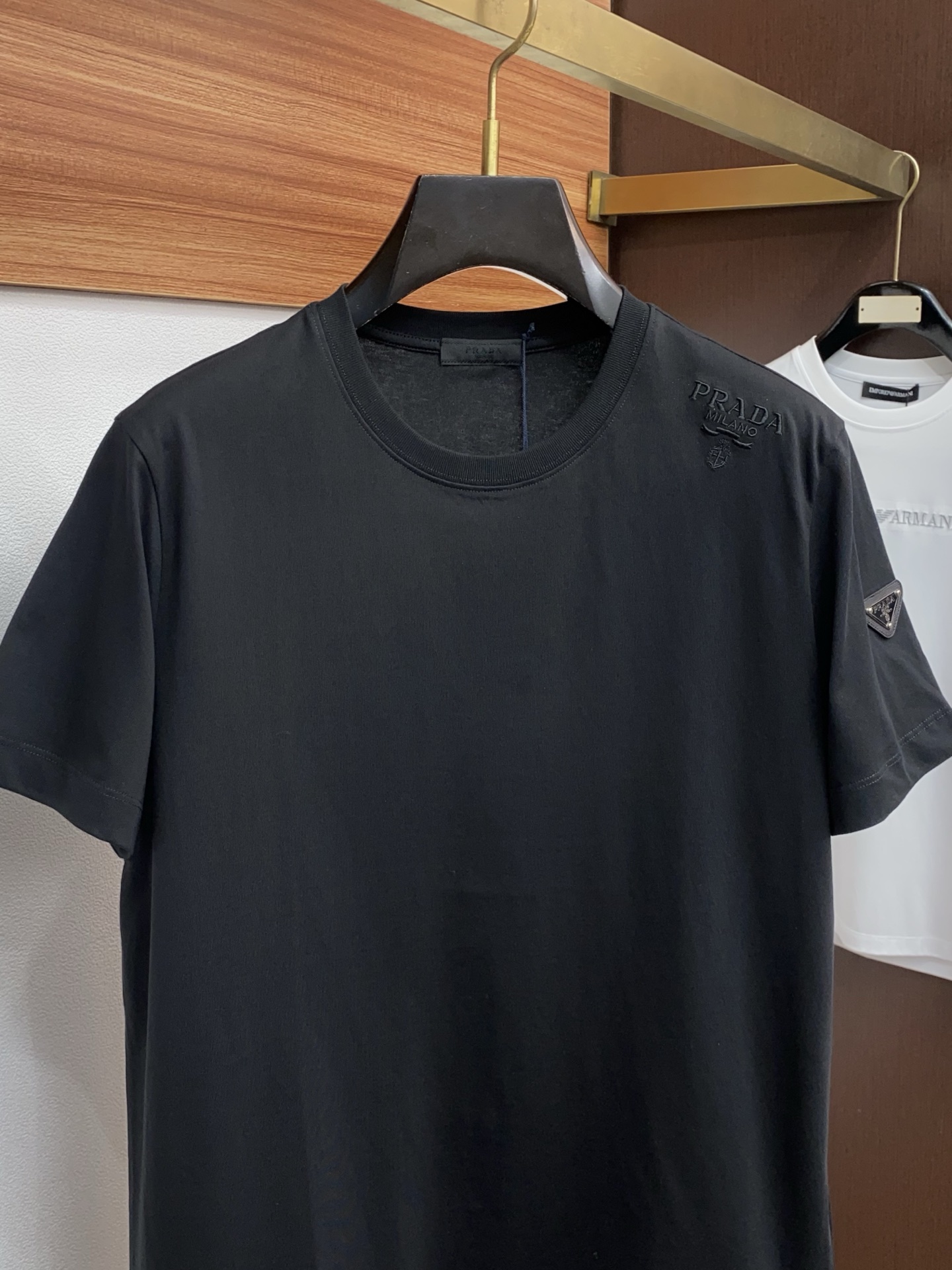 普拉达 26SS早春短袖T恤甄选软糯亲肤100支丝光棉面料制成，标准版圆领短袖裁剪，更适合日常穿着。简约