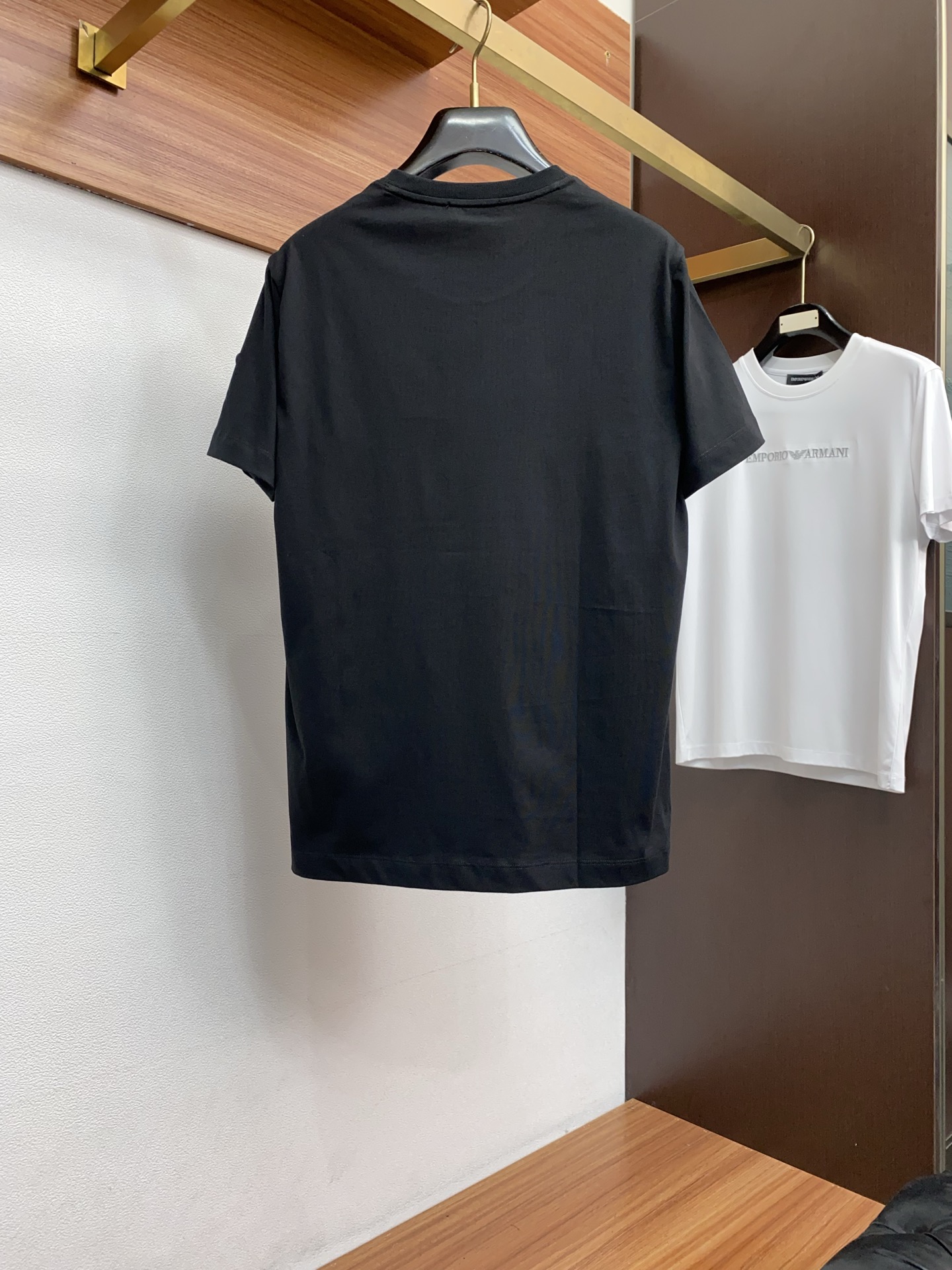 普拉达 26SS早春短袖T恤甄选软糯亲肤100支丝光棉面料制成，标准版圆领短袖裁剪，更适合日常穿着。简约