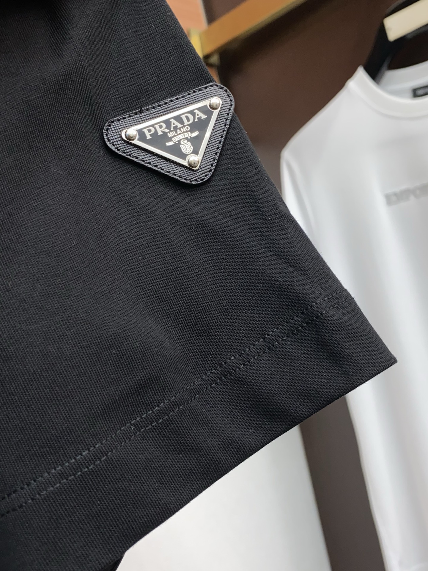 普拉达 26SS早春短袖T恤甄选软糯亲肤100支丝光棉面料制成，标准版圆领短袖裁剪，更适合日常穿着。简约