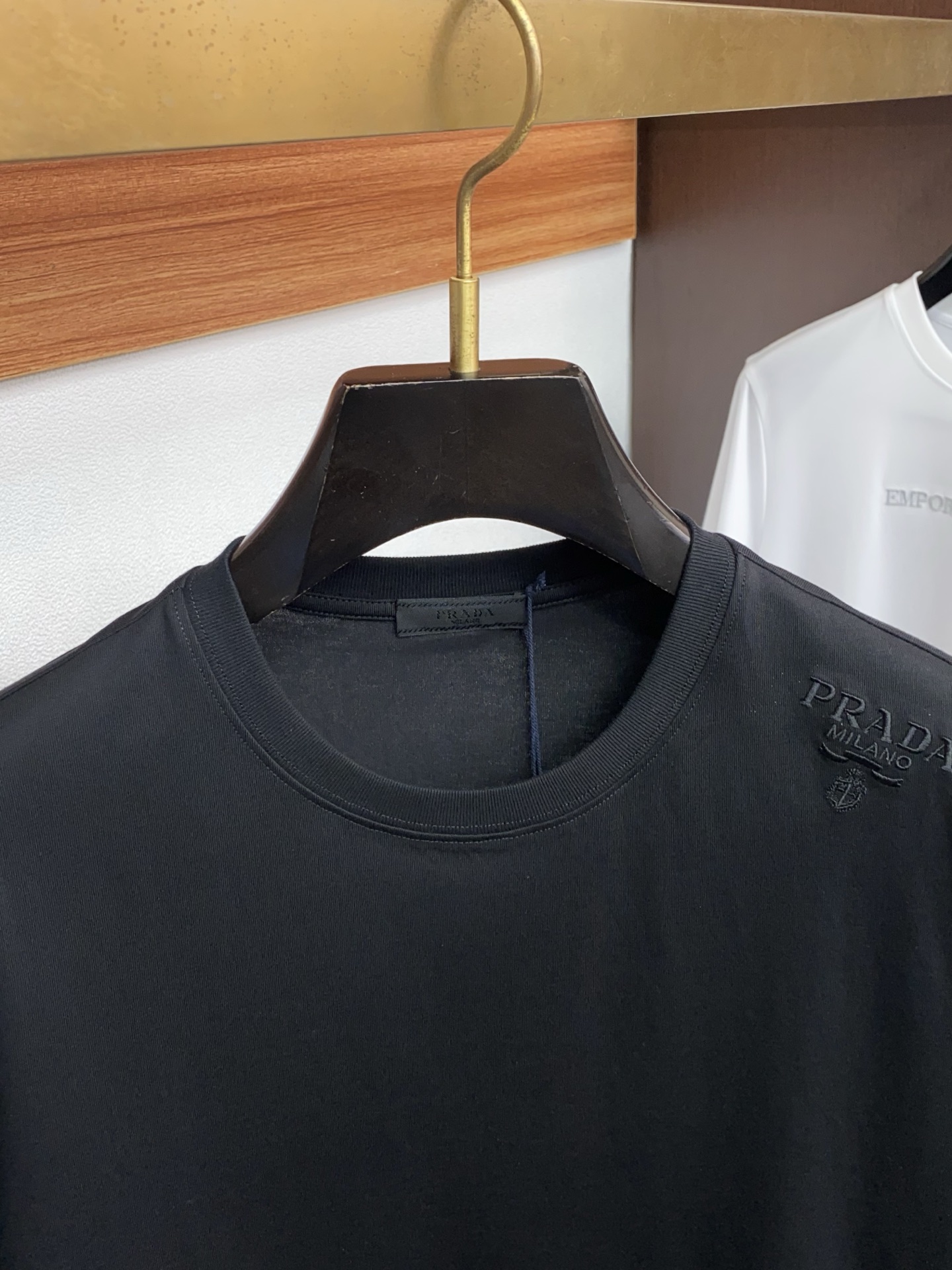 普拉达 26SS早春短袖T恤甄选软糯亲肤100支丝光棉面料制成，标准版圆领短袖裁剪，更适合日常穿着。简约