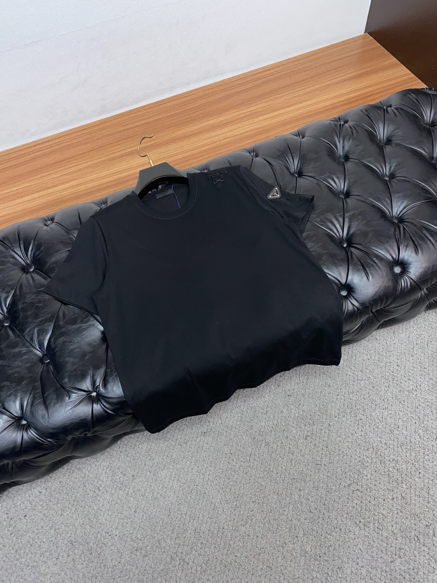 普拉达 26SS早春短袖T恤甄选软糯亲肤100支丝光棉面料制成，标准版圆领短袖裁剪，更适合日常穿着。简约