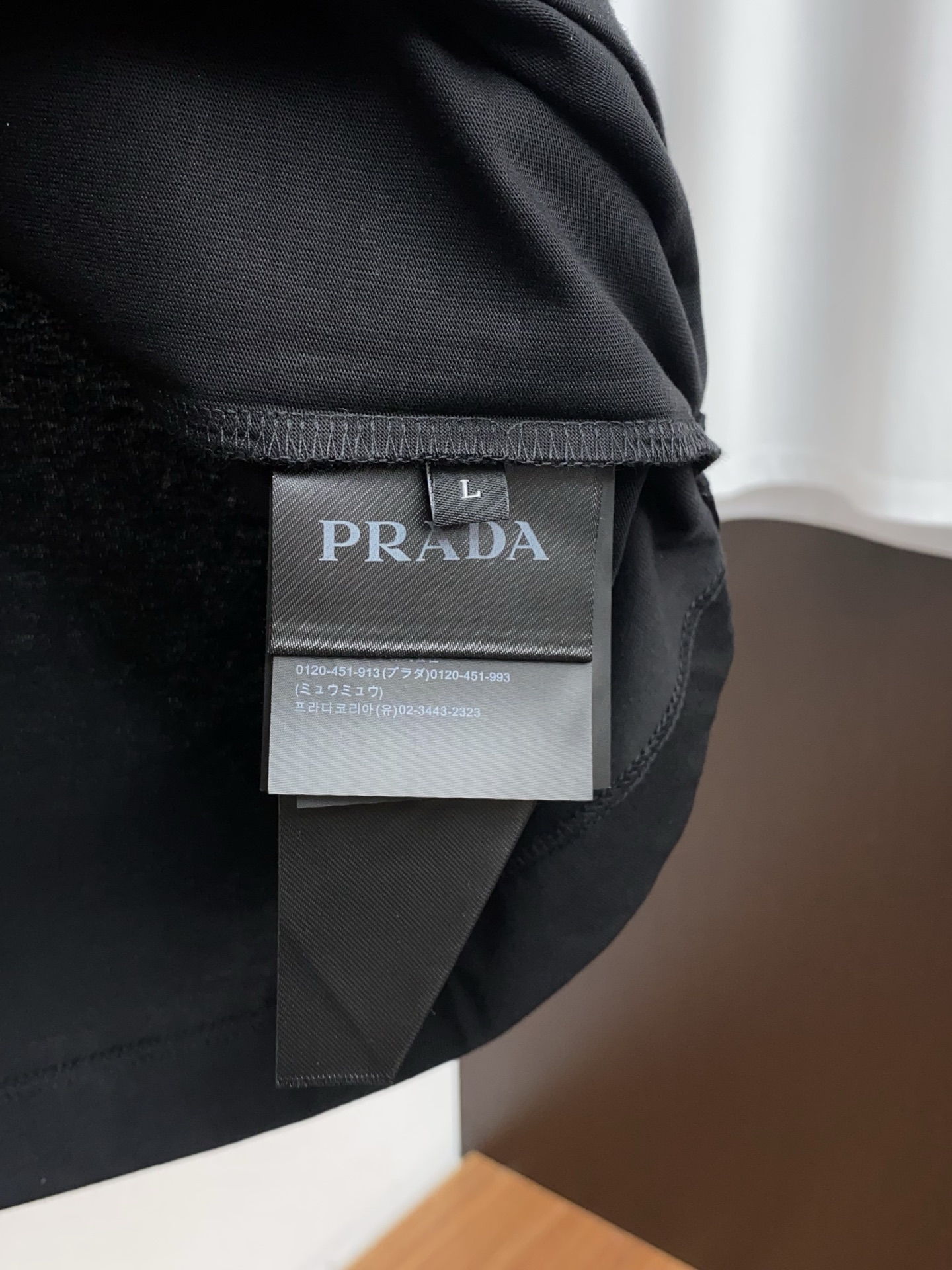 普拉达 26SS早春短袖T恤甄选软糯亲肤100支丝光棉面料制成，标准版圆领短袖裁剪，更适合日常穿着。简约