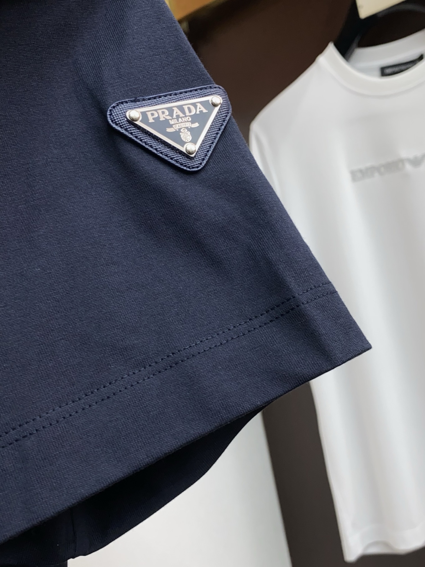 普拉达 26SS早春短袖T恤甄选软糯亲肤100支丝光棉面料制成，标准版圆领短袖裁剪，更适合日常穿着。简约