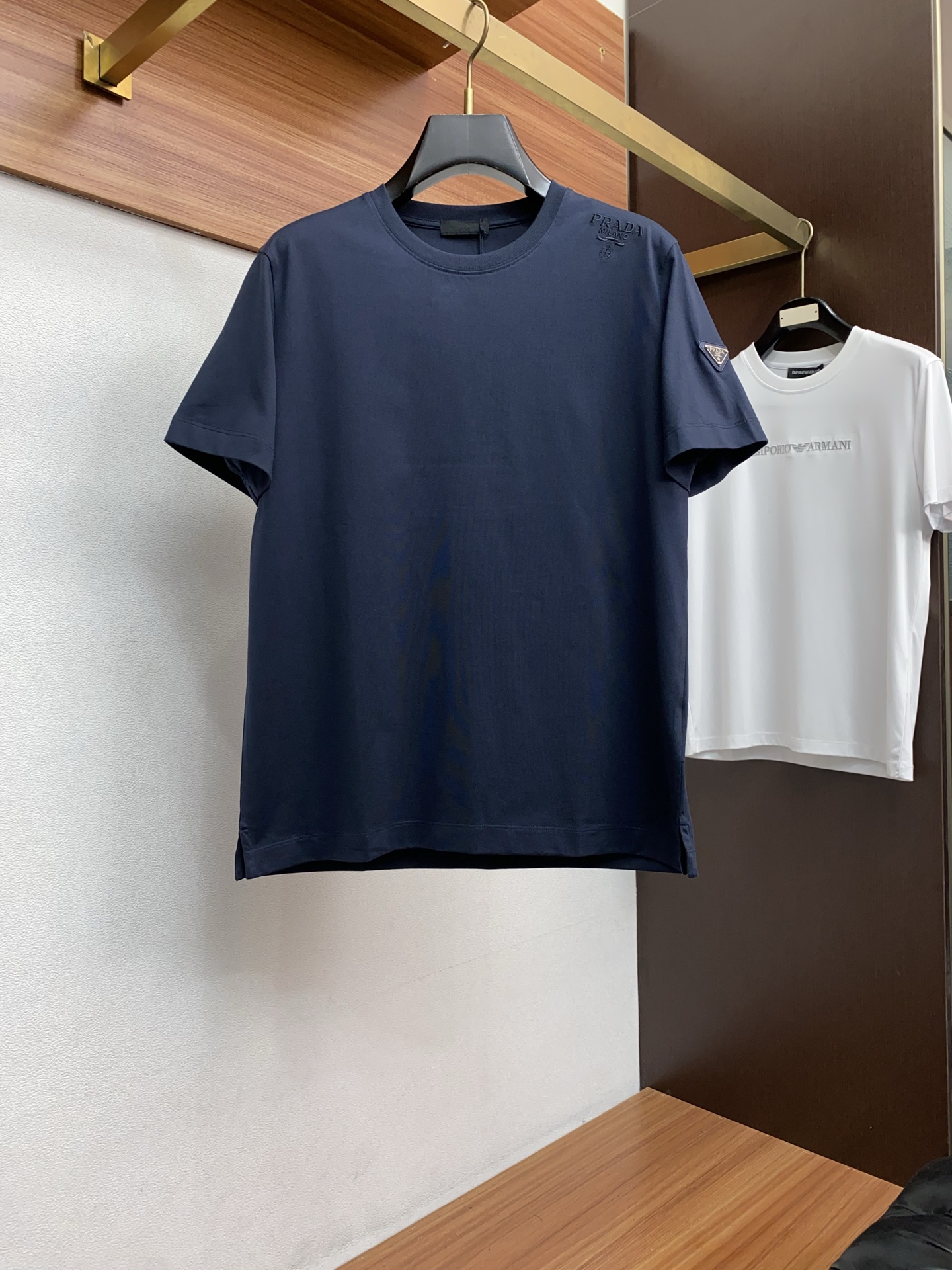 普拉达 26SS早春短袖T恤甄选软糯亲肤100支丝光棉面料制成，标准版圆领短袖裁剪，更适合日常穿着。简约