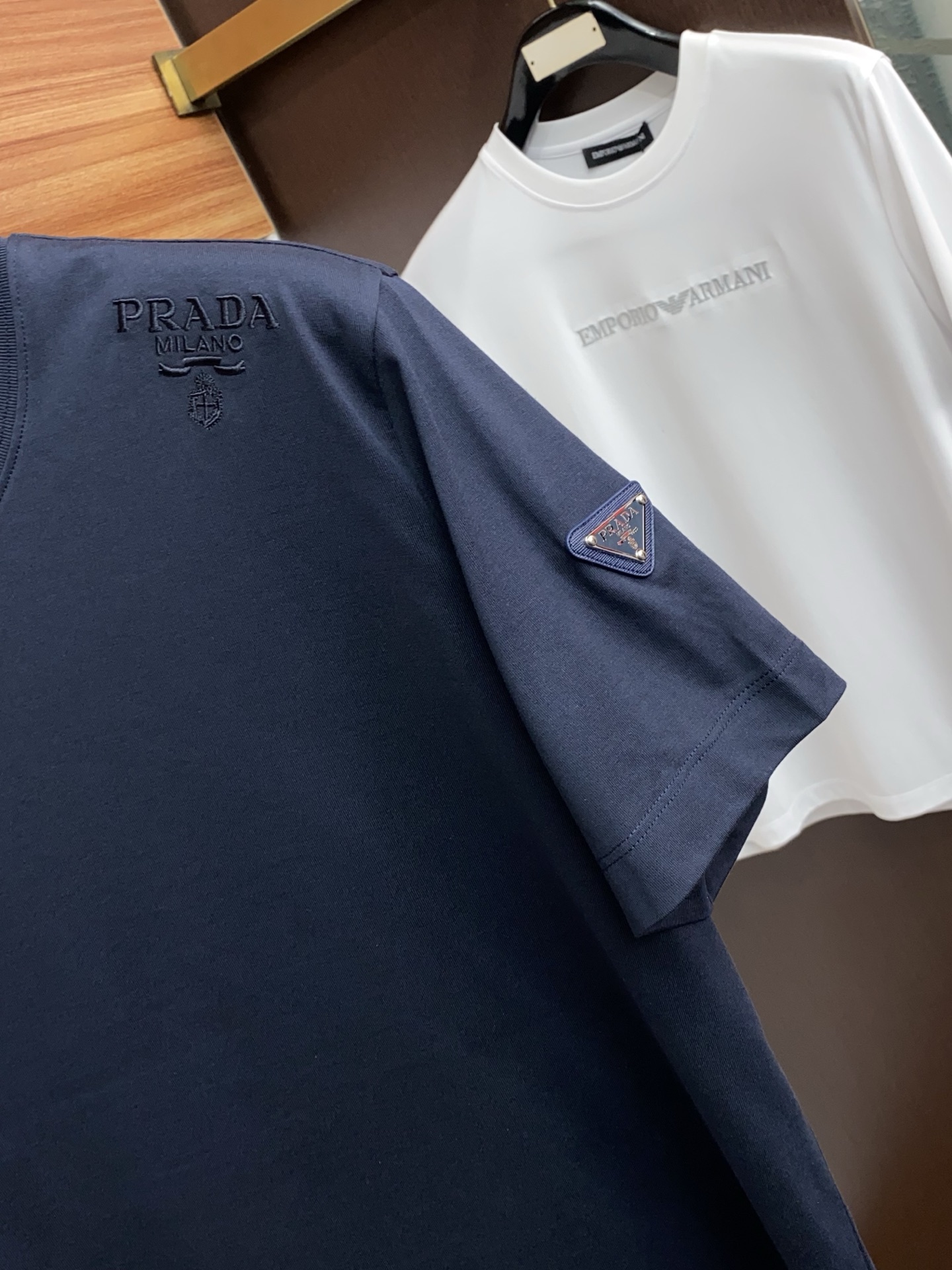 普拉达 26SS早春短袖T恤甄选软糯亲肤100支丝光棉面料制成，标准版圆领短袖裁剪，更适合日常穿着。简约