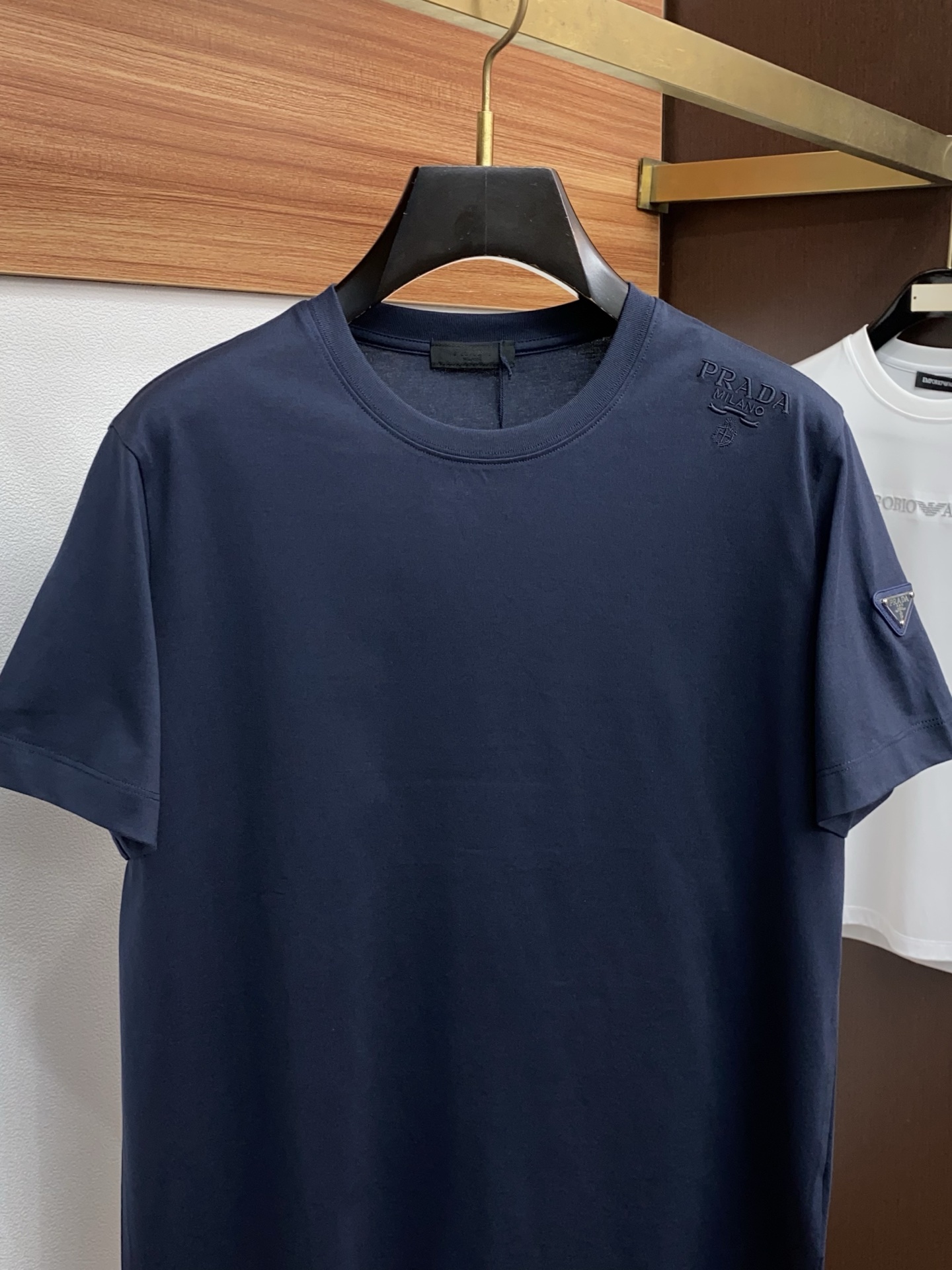 普拉达 26SS早春短袖T恤甄选软糯亲肤100支丝光棉面料制成，标准版圆领短袖裁剪，更适合日常穿着。简约