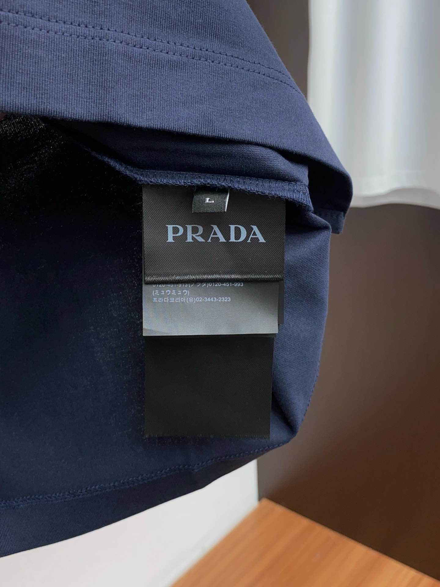 普拉达 26SS早春短袖T恤甄选软糯亲肤100支丝光棉面料制成，标准版圆领短袖裁剪，更适合日常穿着。简约