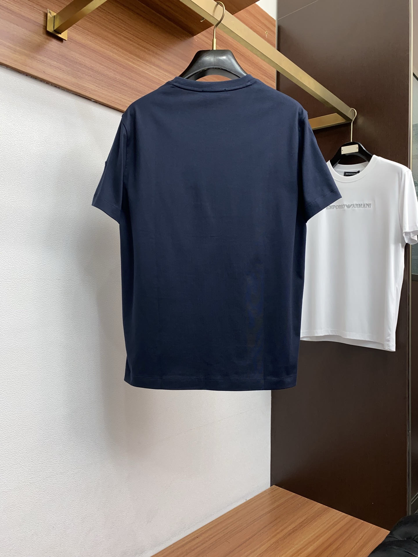 普拉达 26SS早春短袖T恤甄选软糯亲肤100支丝光棉面料制成，标准版圆领短袖裁剪，更适合日常穿着。简约