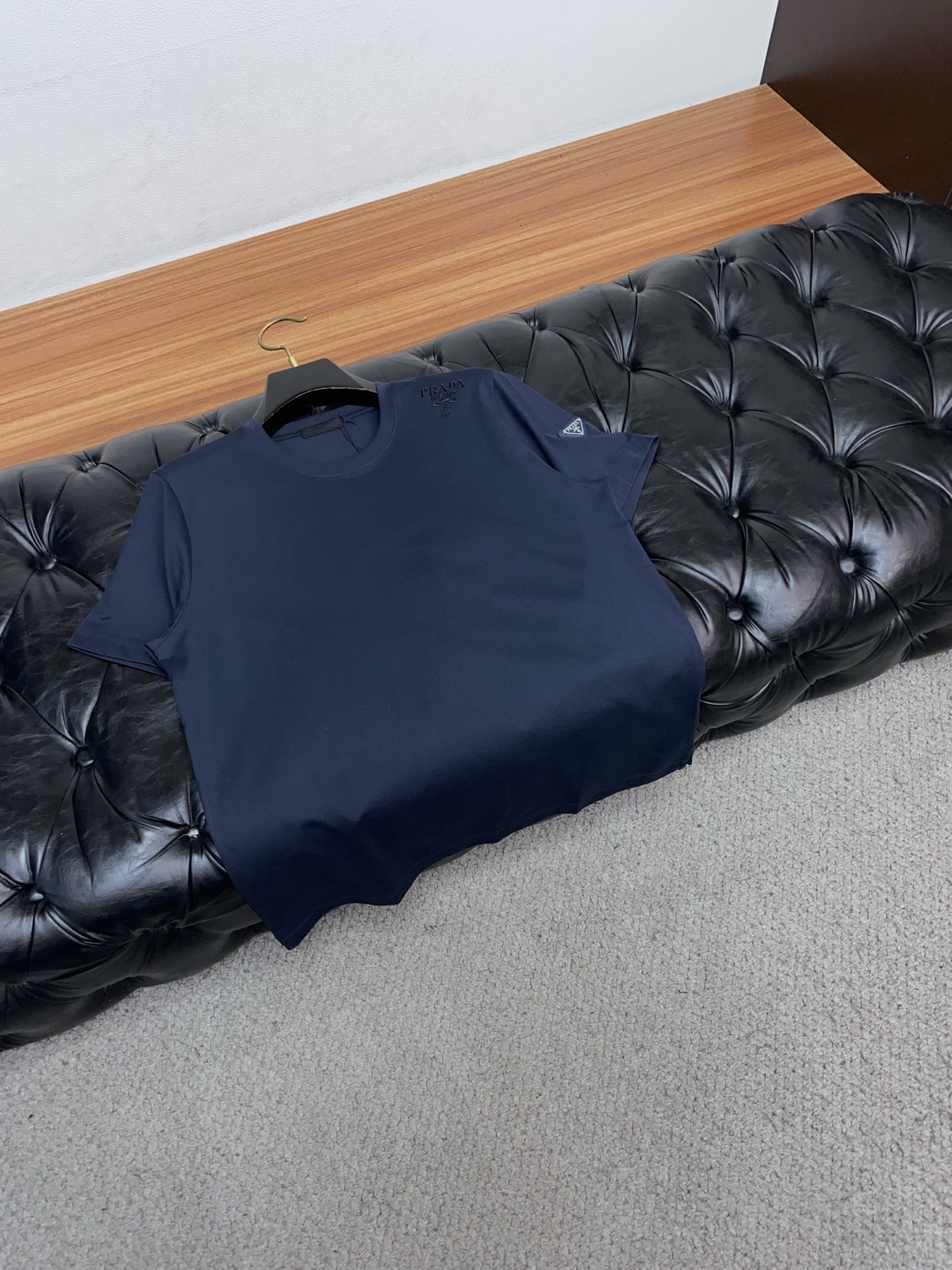 普拉达 26SS早春短袖T恤甄选软糯亲肤100支丝光棉面料制成，标准版圆领短袖裁剪，更适合日常穿着。简约