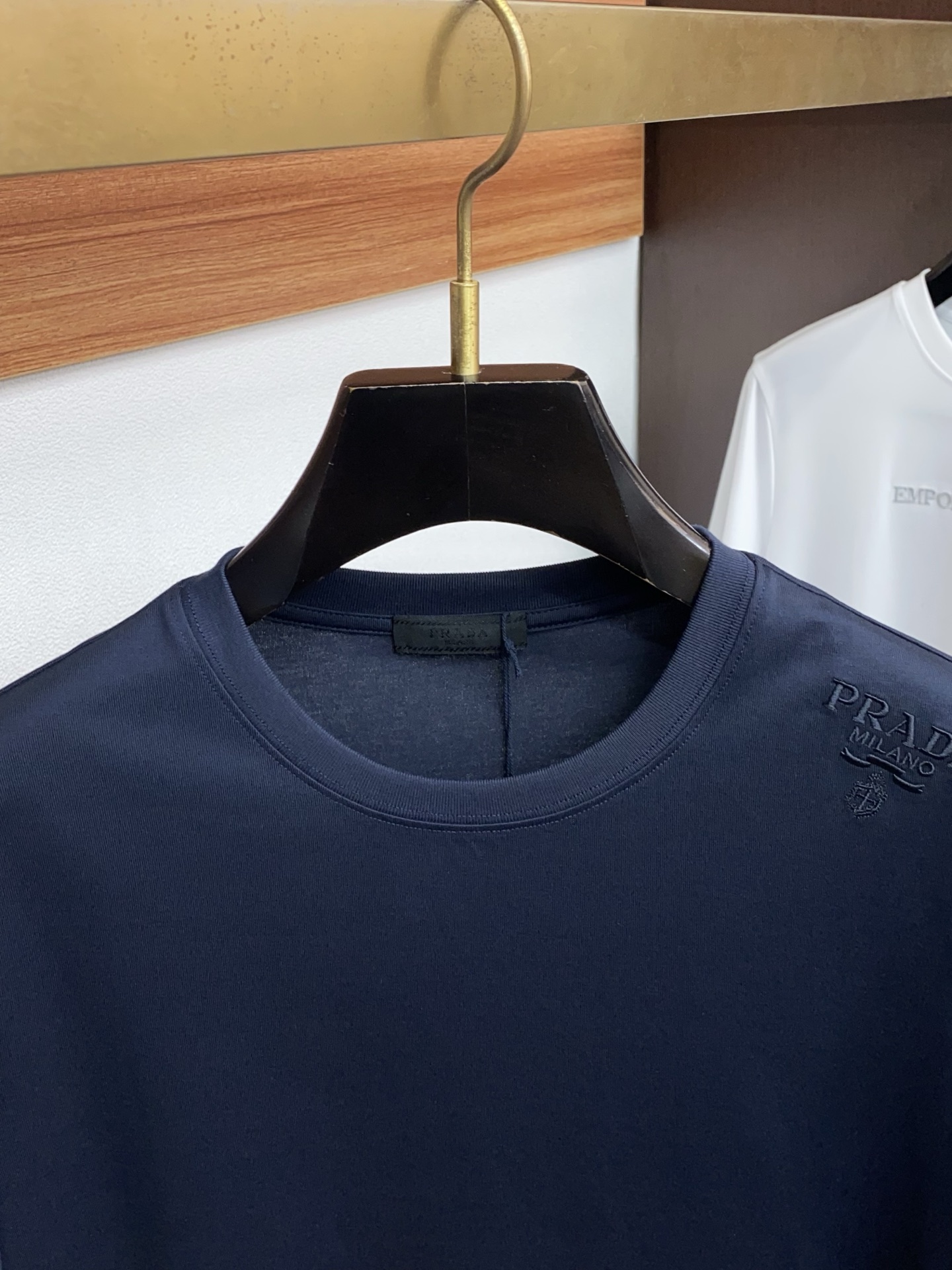 普拉达 26SS早春短袖T恤甄选软糯亲肤100支丝光棉面料制成，标准版圆领短袖裁剪，更适合日常穿着。简约