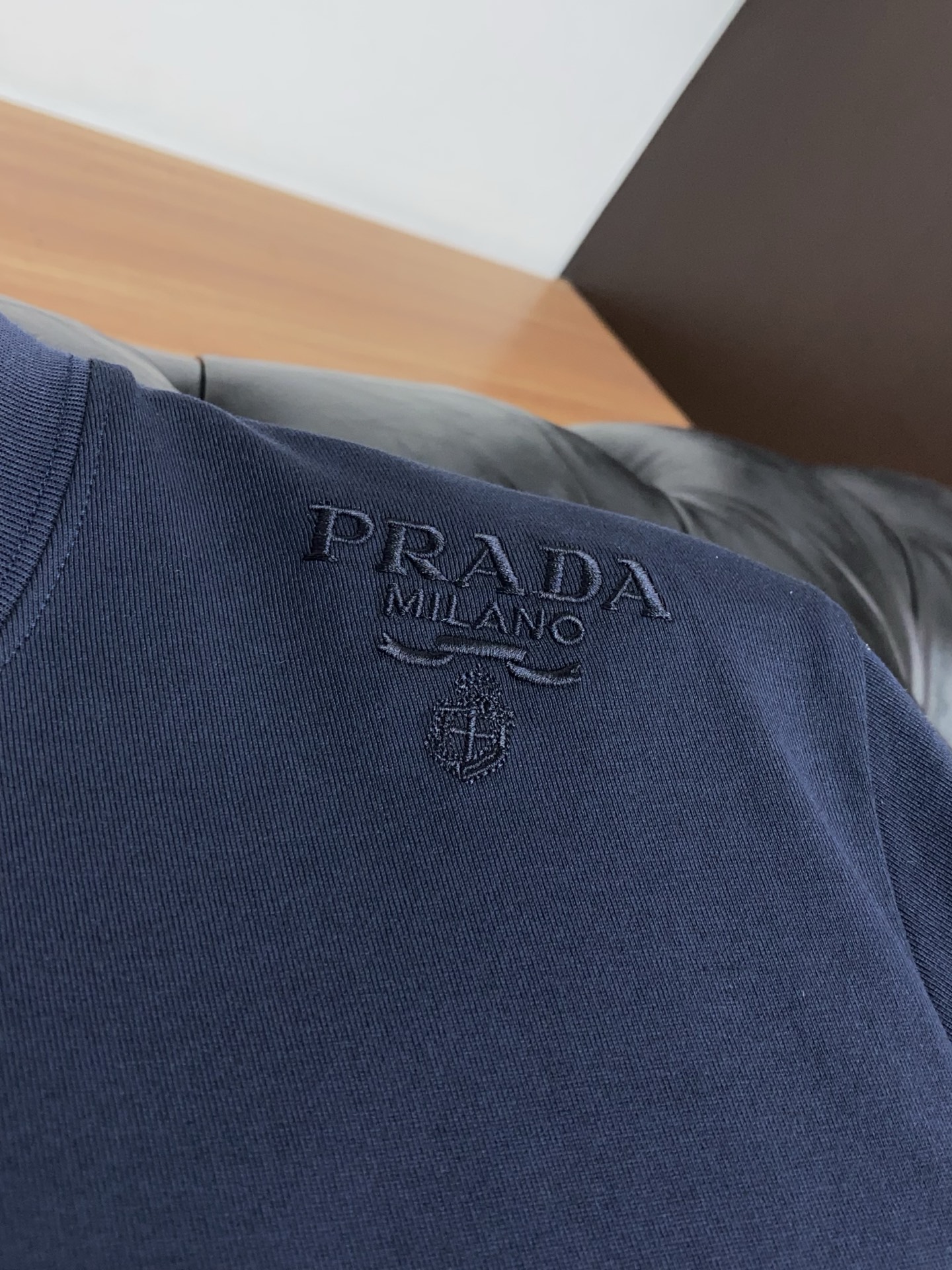 普拉达 26SS早春短袖T恤甄选软糯亲肤100支丝光棉面料制成，标准版圆领短袖裁剪，更适合日常穿着。简约