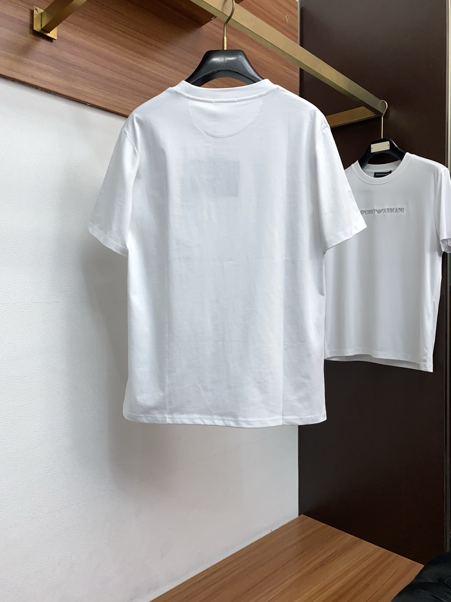 普拉达。26SS春夏新款 纯棉质圆领短袖 男士基础款纯白专柜短袖T恤衫！贸易公司渠道稀出，同步官网发售！