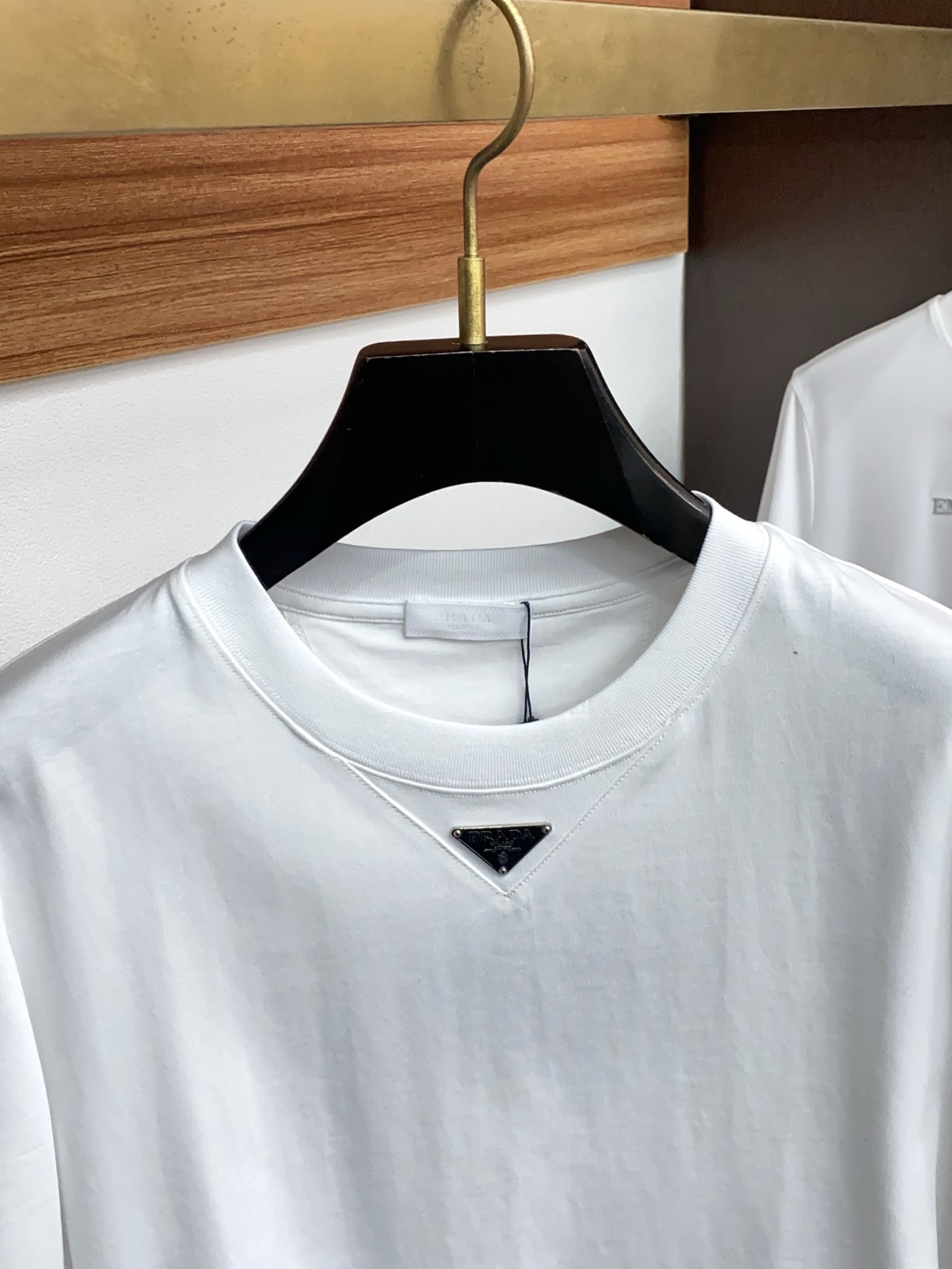 普拉达。26SS春夏新款 纯棉质圆领短袖 男士基础款纯白专柜短袖T恤衫！贸易公司渠道稀出，同步官网发售！