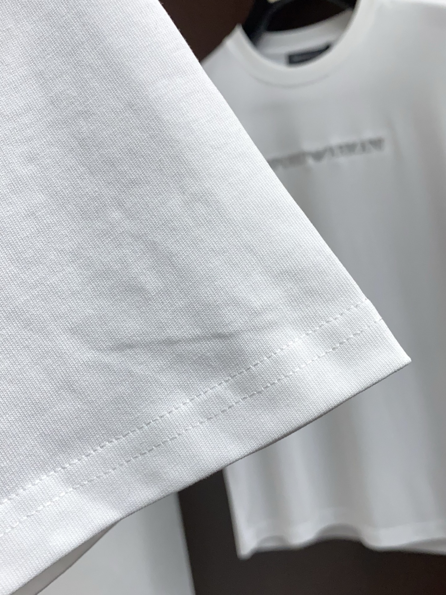 普拉达。26SS春夏新款 纯棉质圆领短袖 男士基础款纯白专柜短袖T恤衫！贸易公司渠道稀出，同步官网发售！